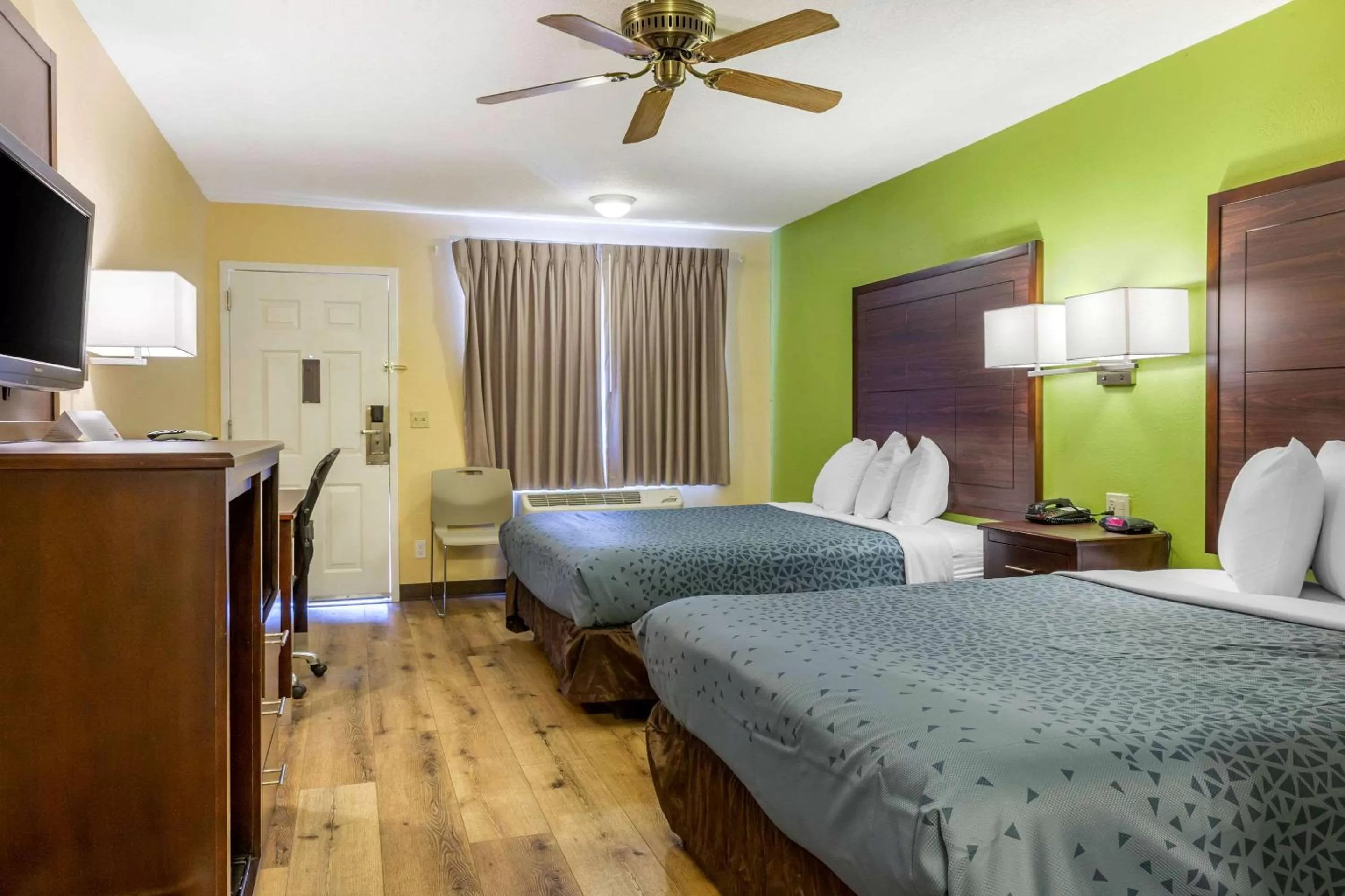 Photo of the whole room, Bed in Econo Lodge West - Coors Blvd