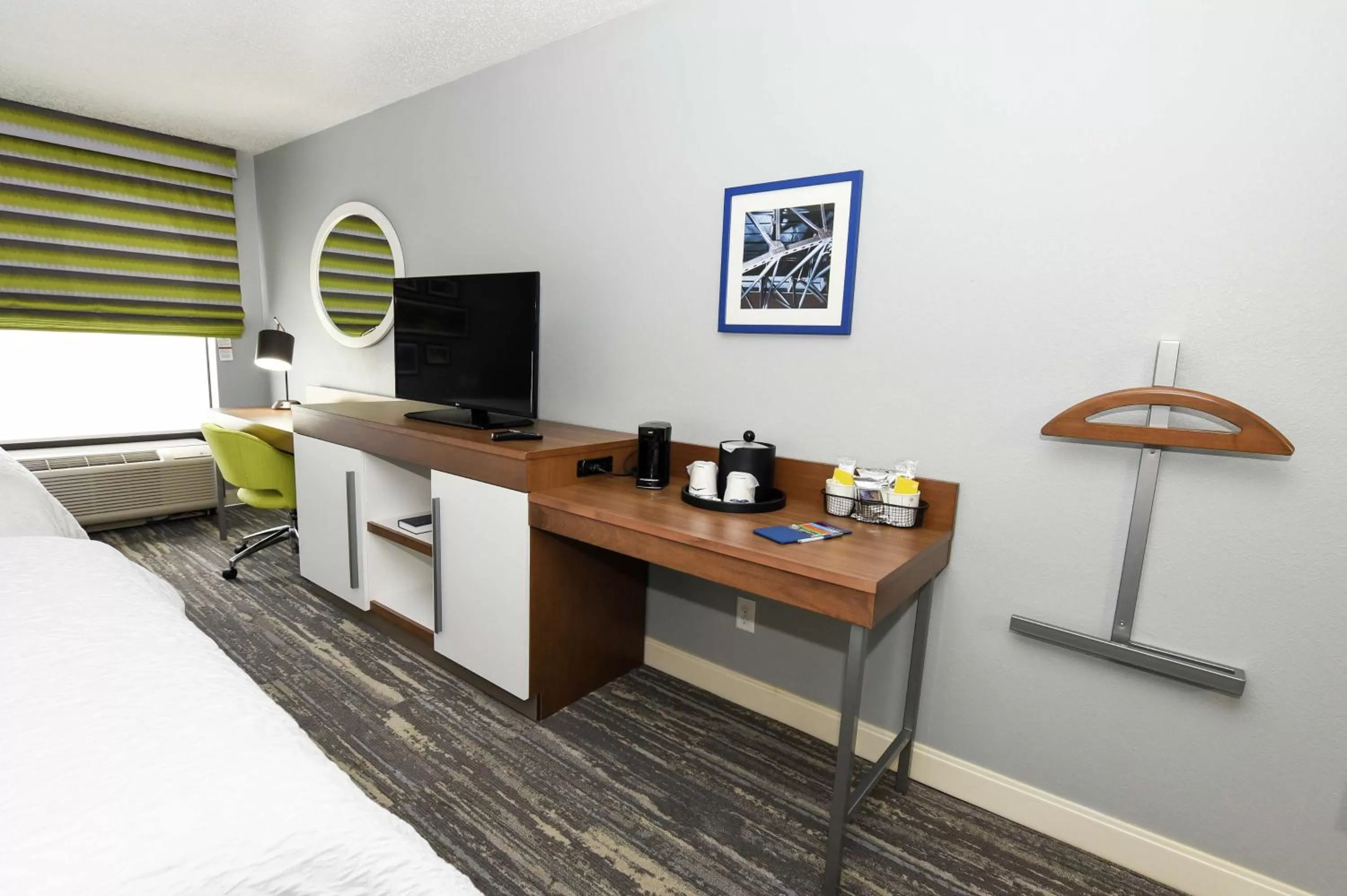 Bedroom in Hampton Inn Youngstown-North