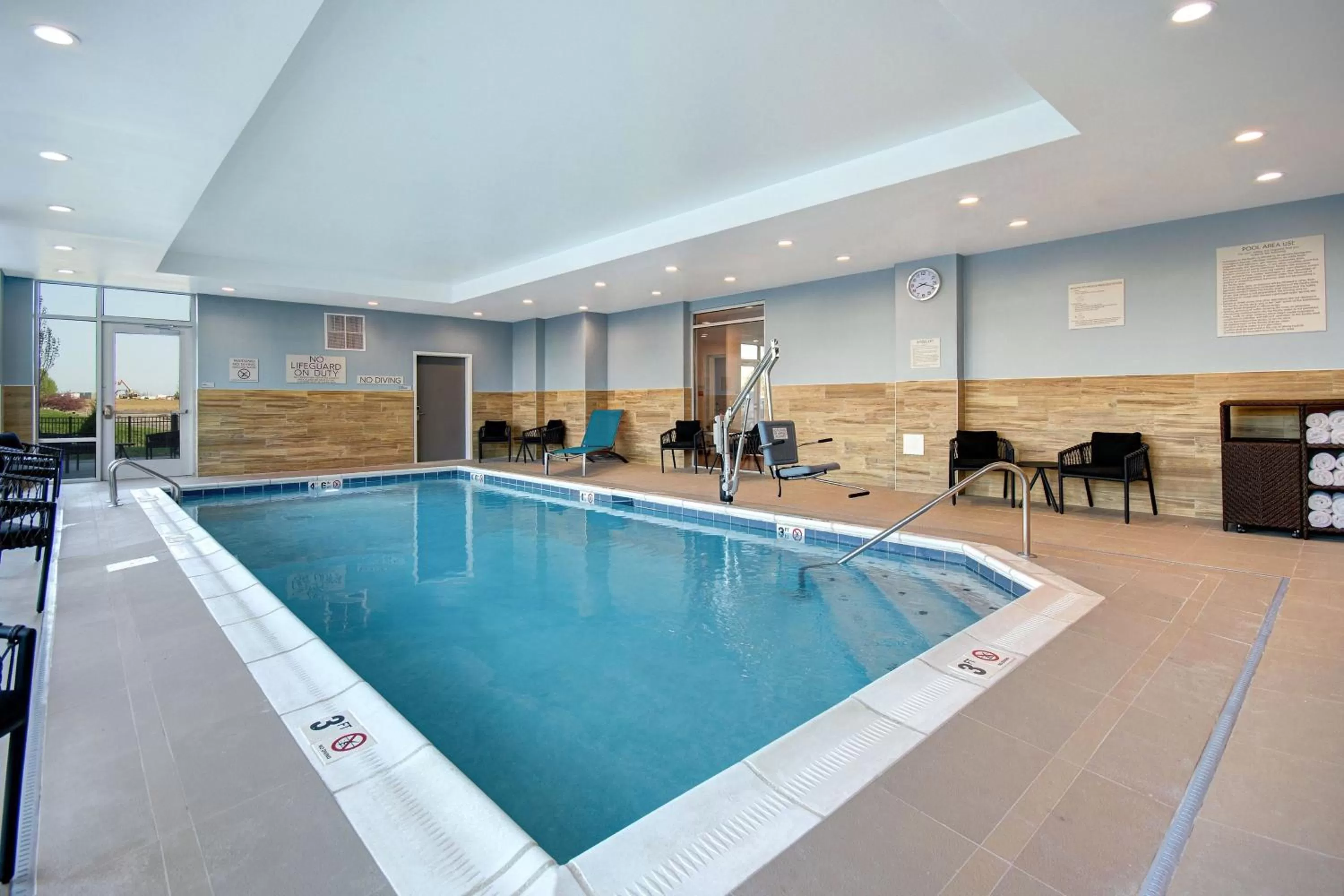 Swimming pool in TownePlace Suites by Marriott Cincinnati Airport South