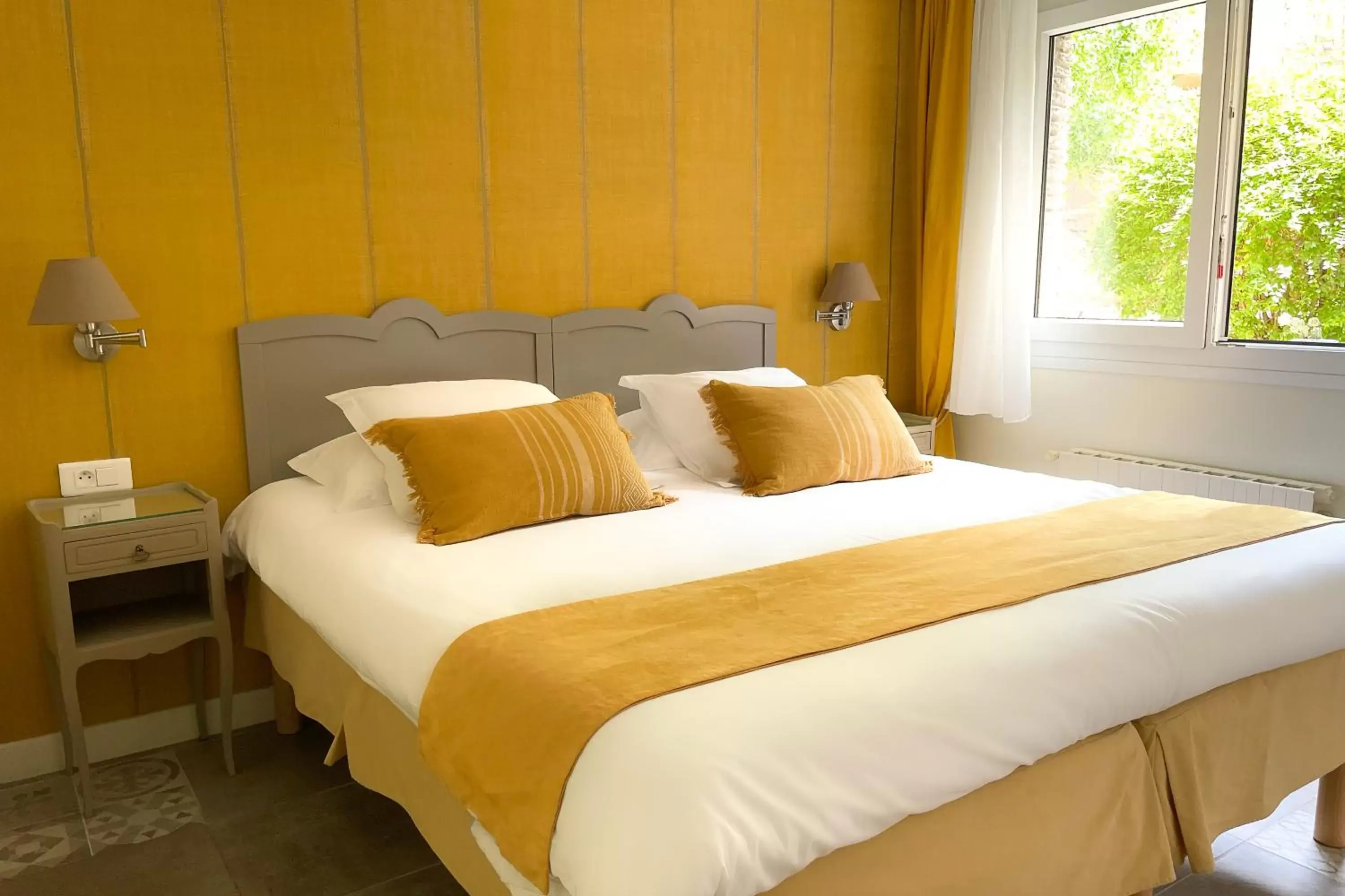 Superior Double Room with Garden View in Hotel Le Magnan Superior Double Room with Garden View in Hotel Le Magnan