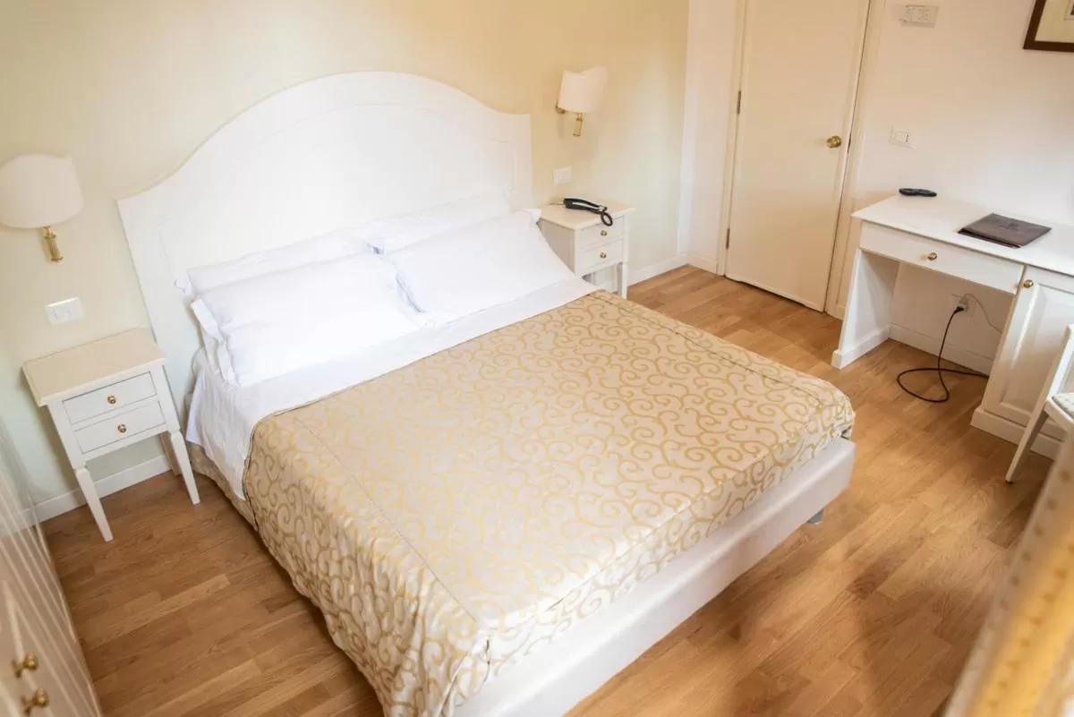 Queen Room with Shared Bathroom in Grand Hotel Duomo