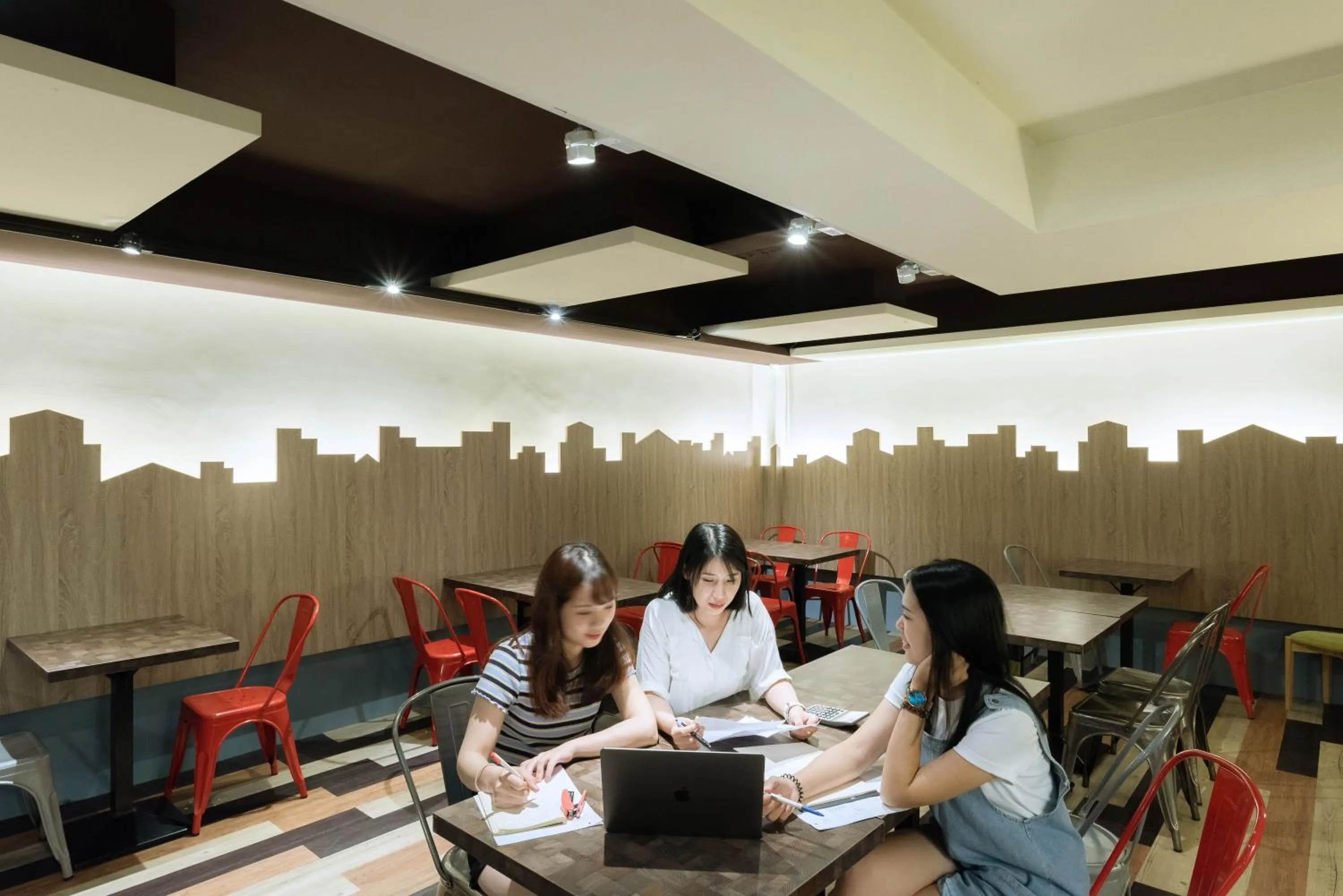 Library in Uno Backpackers Inn