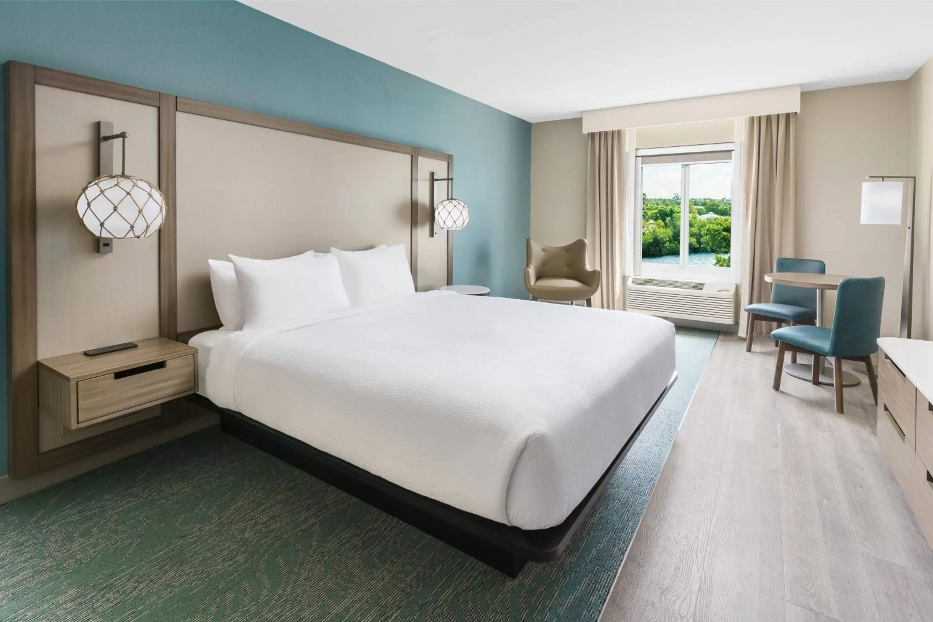 King Room with Pool View and Adapted Tub - Mobility Accessible in Fairfield by Marriott Inn & Suites Marathon Florida Keys