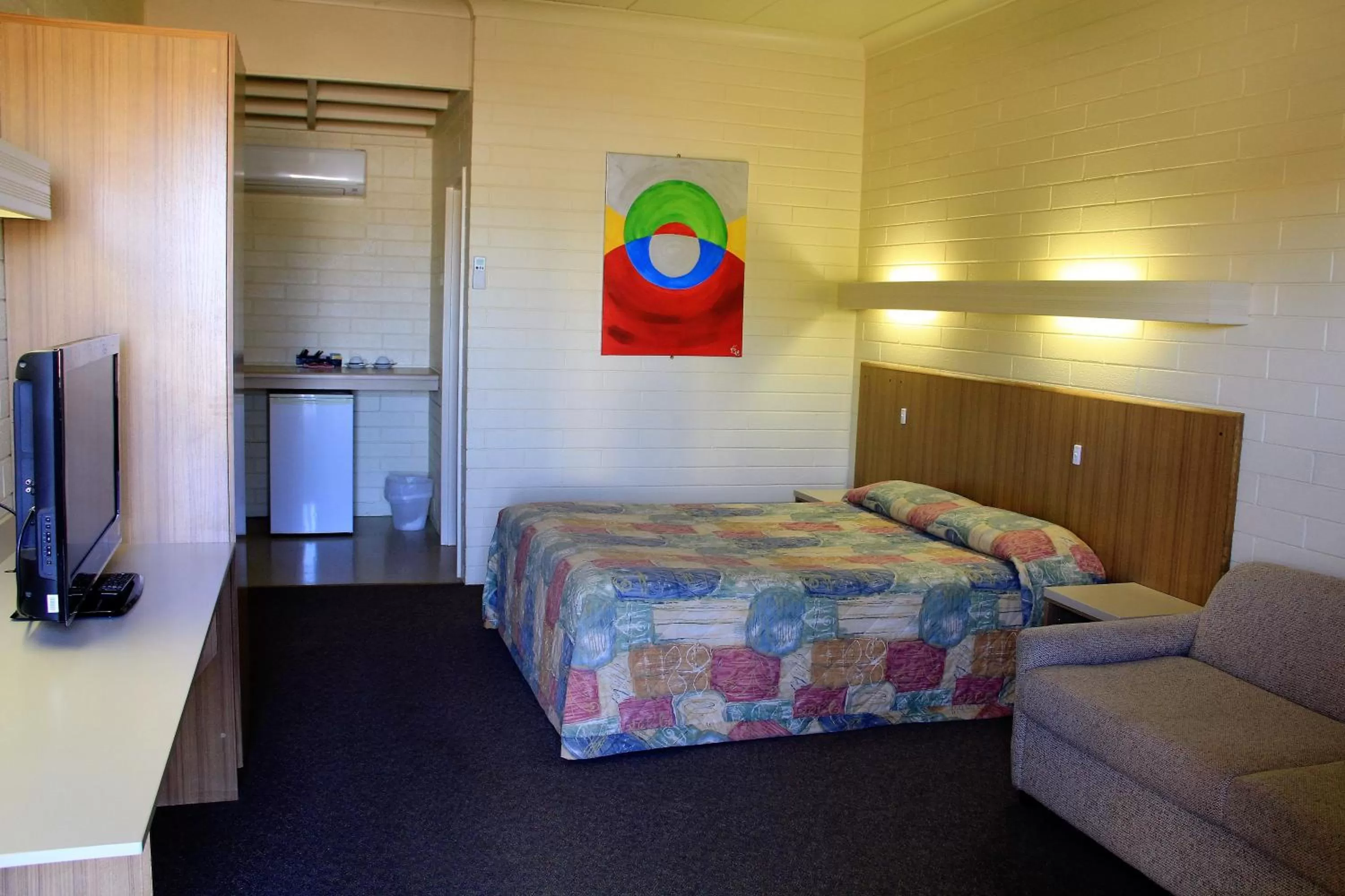 Shower, Bed in Opal Inn Hotel, Motel, Caravan Park