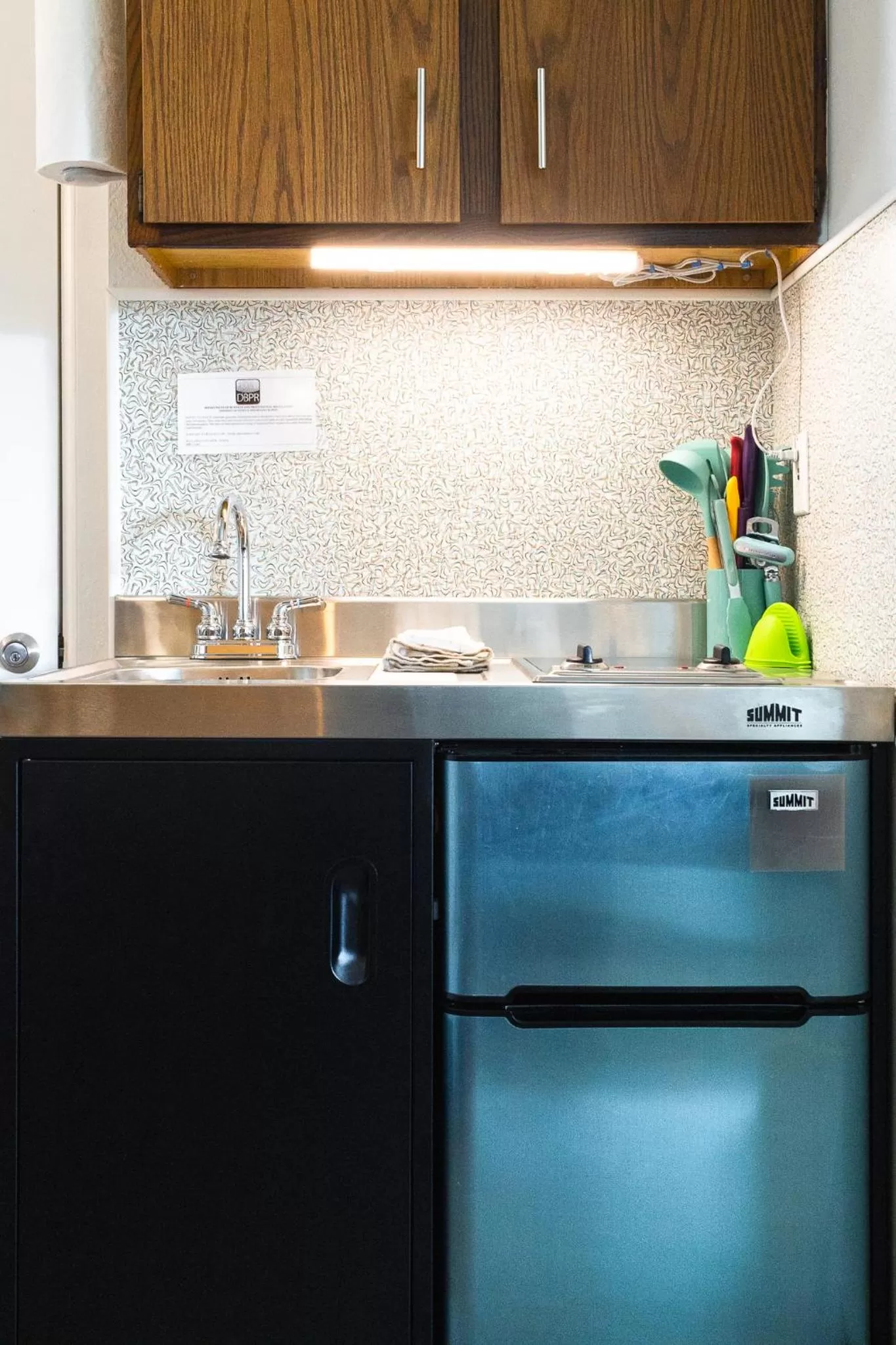 Kitchen or kitchenette in Sea Jay Motel and Marina