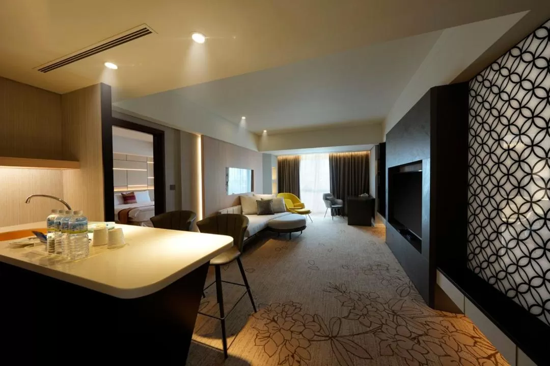 Living room, Bed in Evergreen Plaza Hotel - Tainan