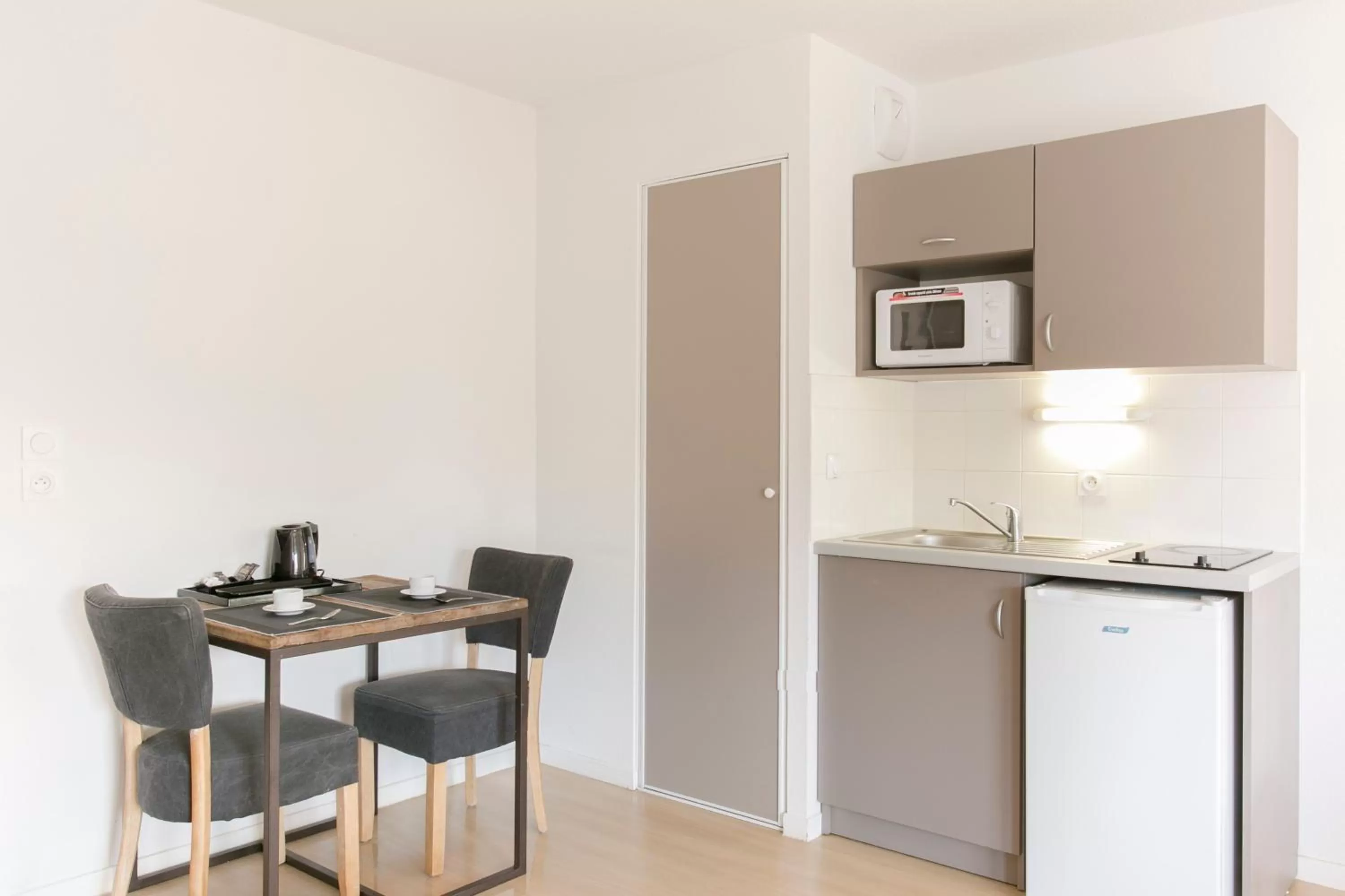 Kitchen or kitchenette in Zenao Appart'hôtels Troyes