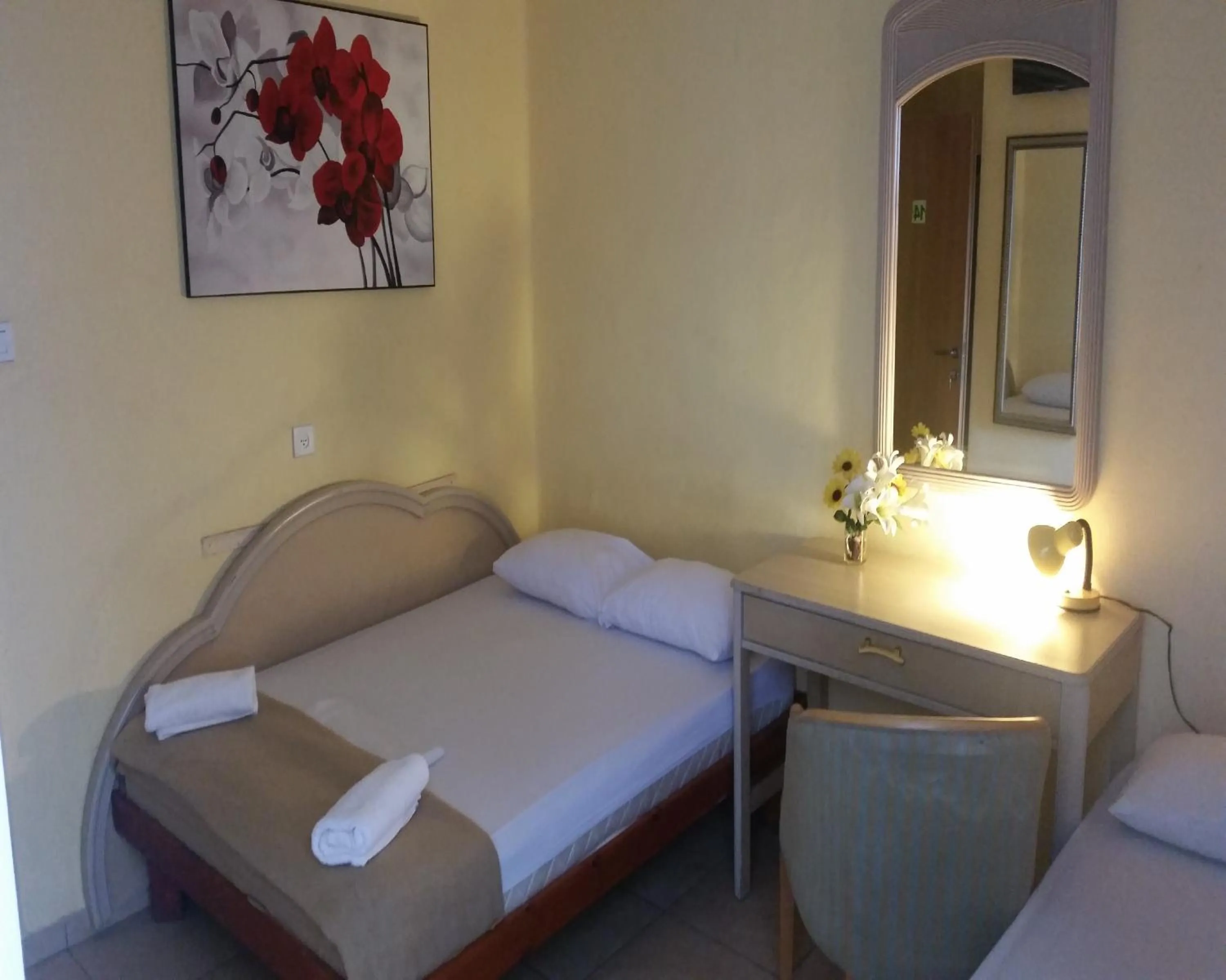 Photo of the whole room, Bed in Sky Hostel