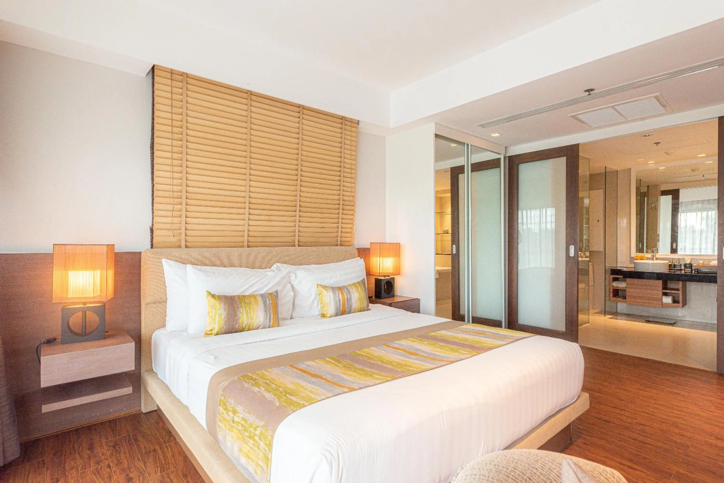 Bedroom, Bed in Summit Windmill Golf Suite Hotel at Suvarnabhumi