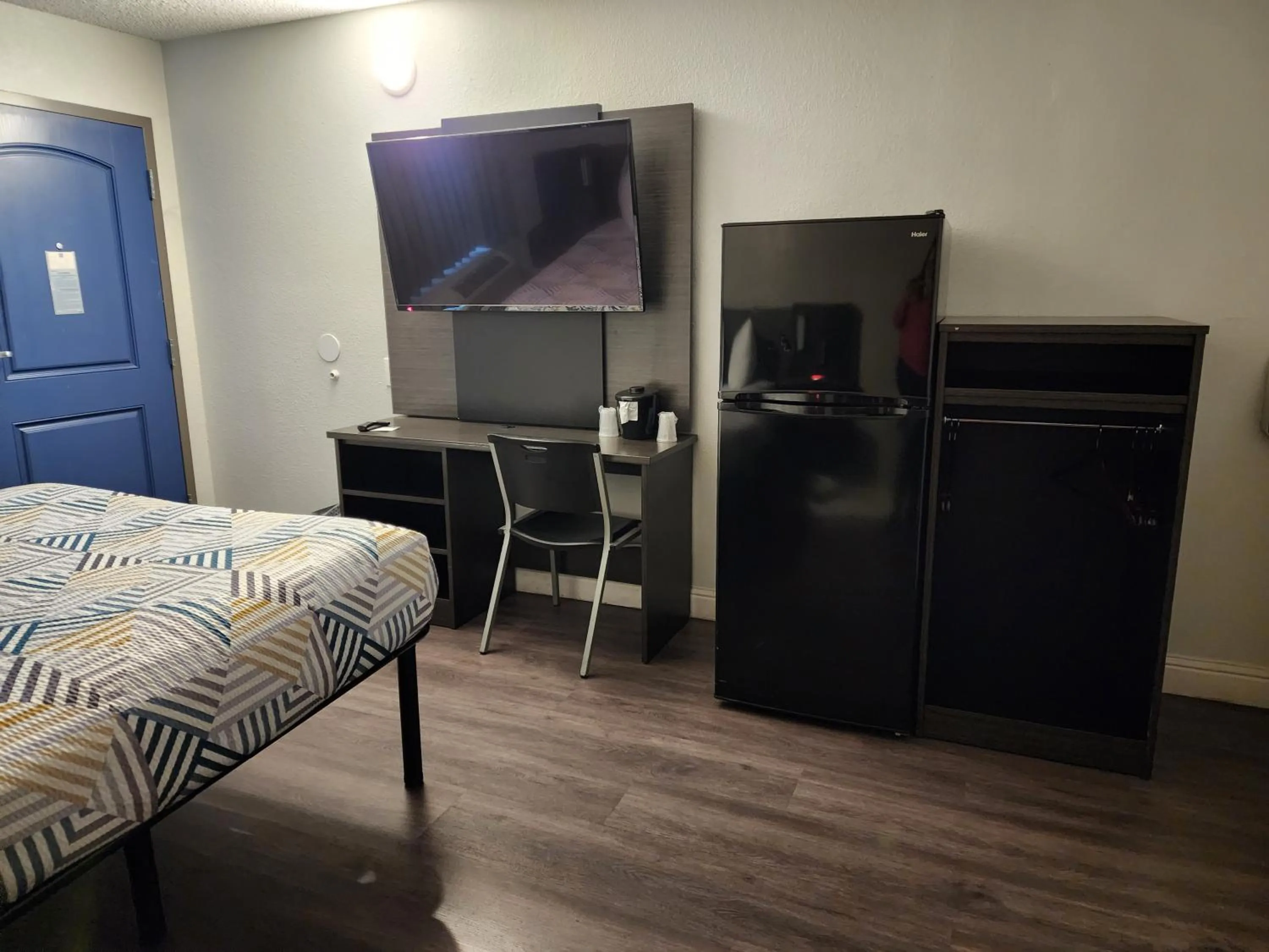 TV and multimedia, Bed in Studio 6 Sacramento, CA Natomas