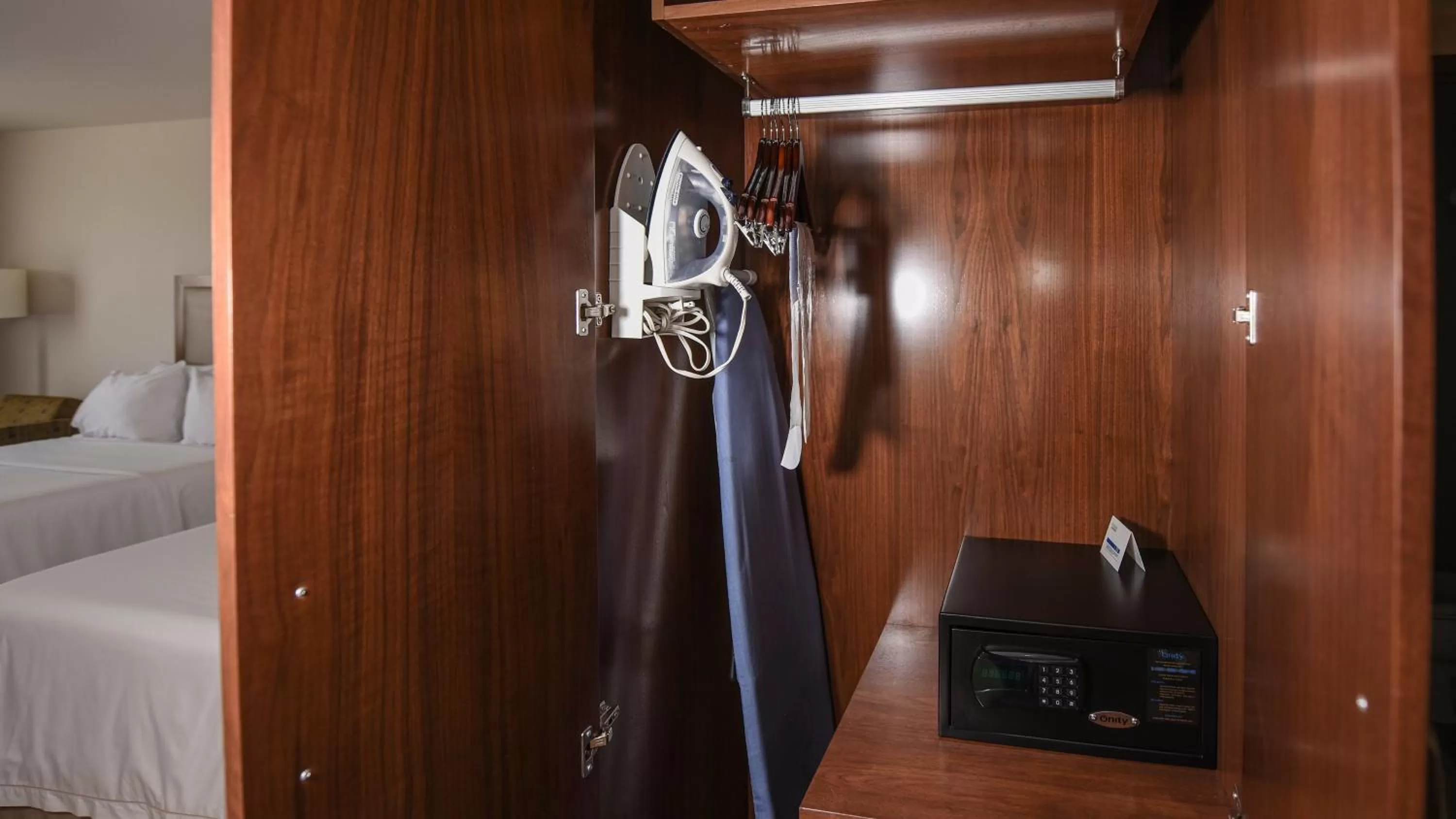 Bedroom, Bed in Holiday Inn Express and Suites Celaya by IHG