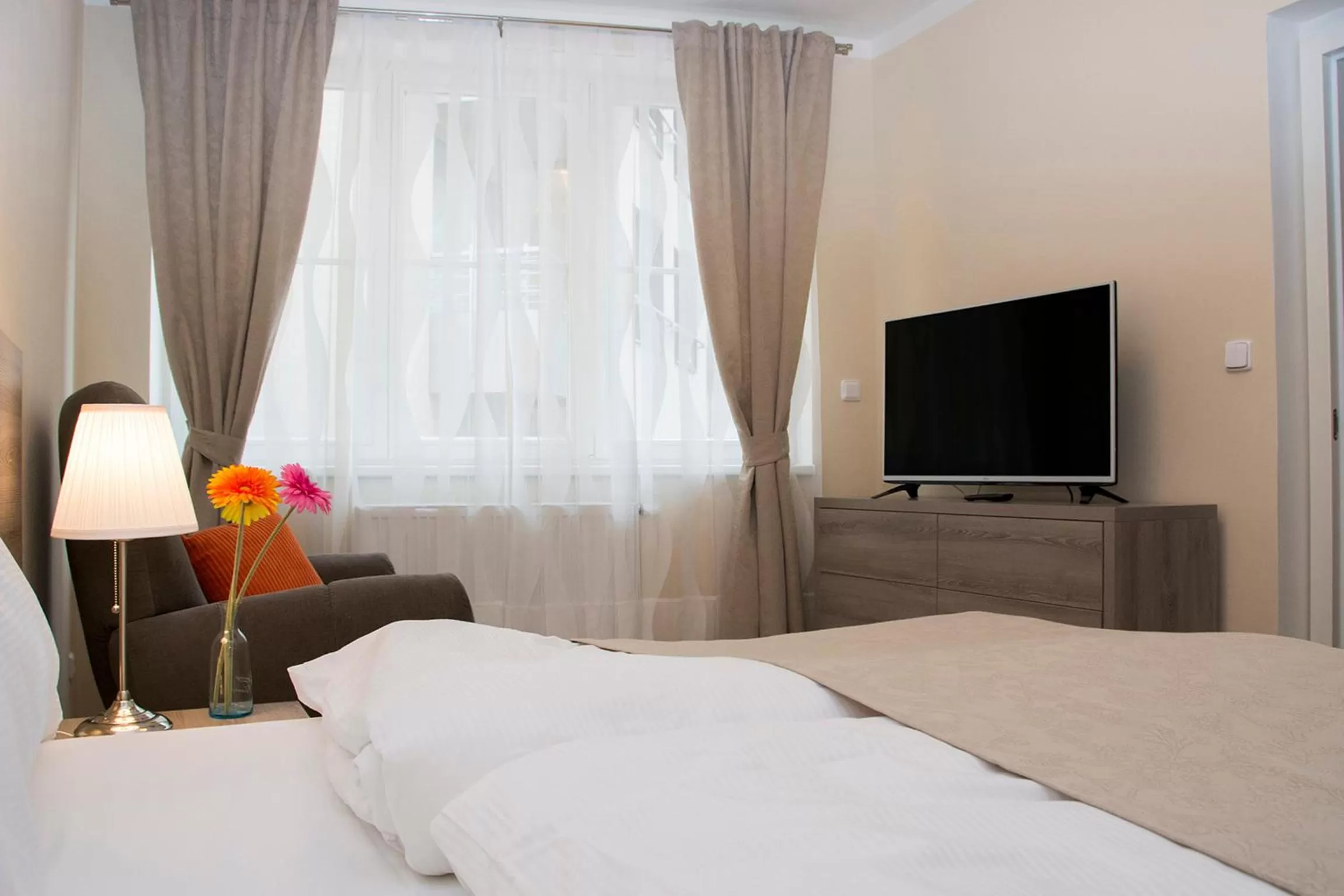 TV and multimedia, Bed in Limes Apartments