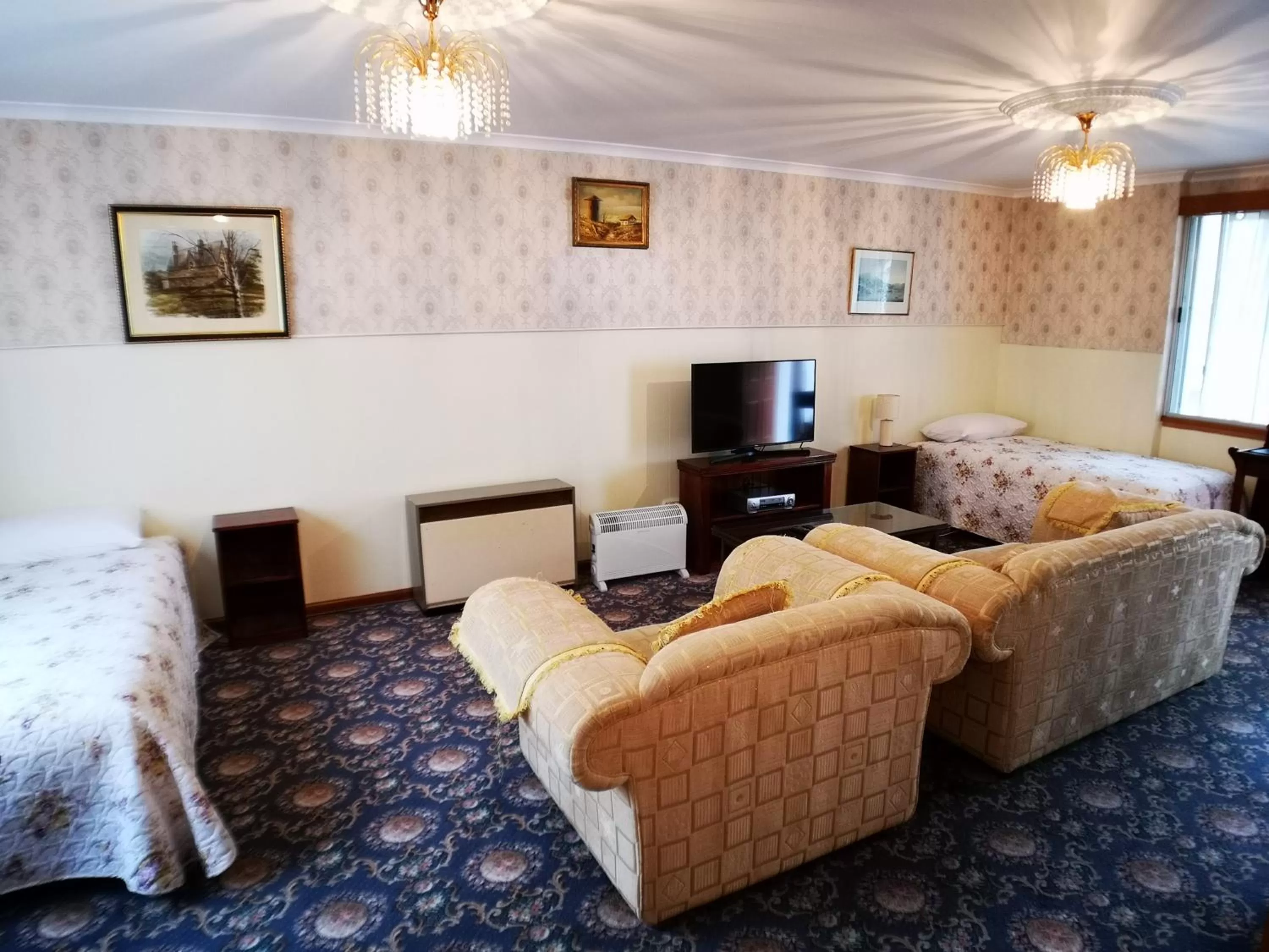 Living room, Bed in Motel Mayfair on Cavell