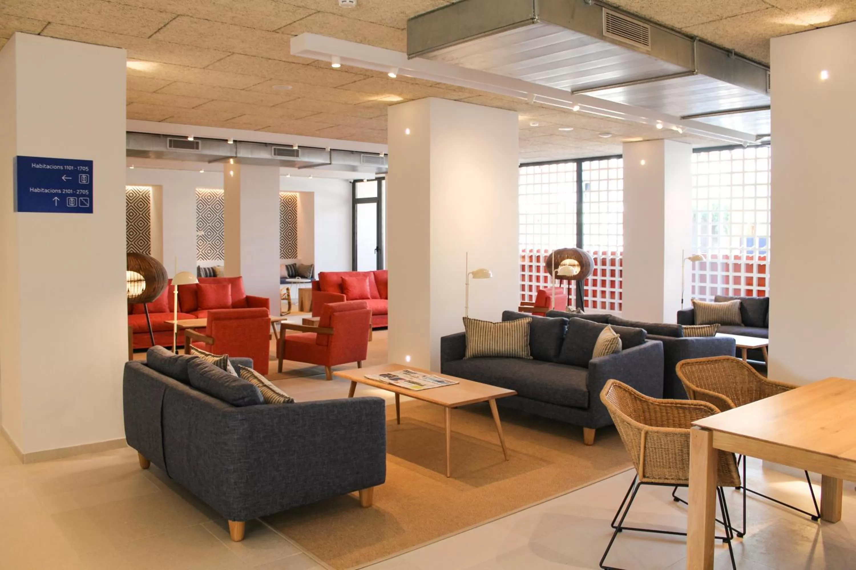 Lounge or bar in Blaumar Hotel