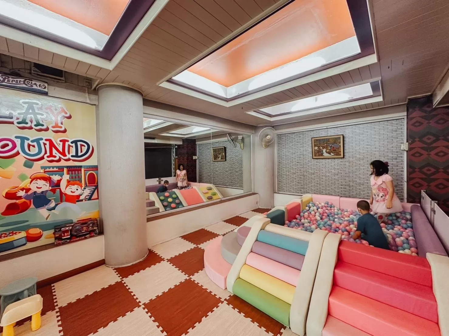 People in Hotel De Khuvieng