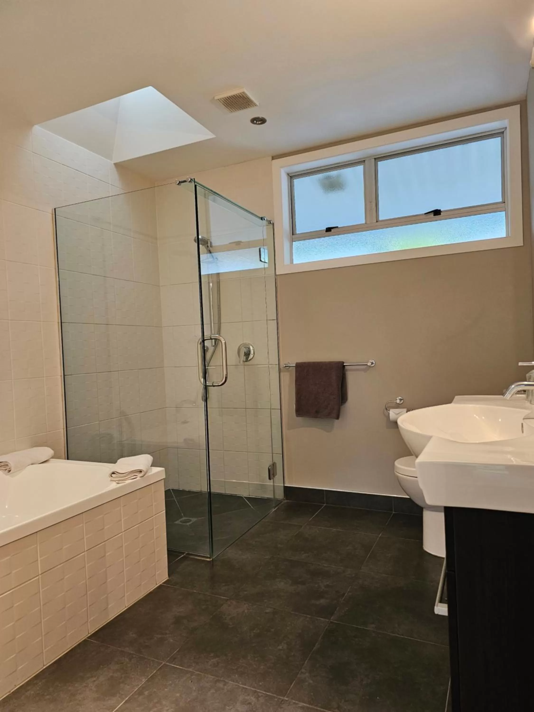 Shower in The Avenue