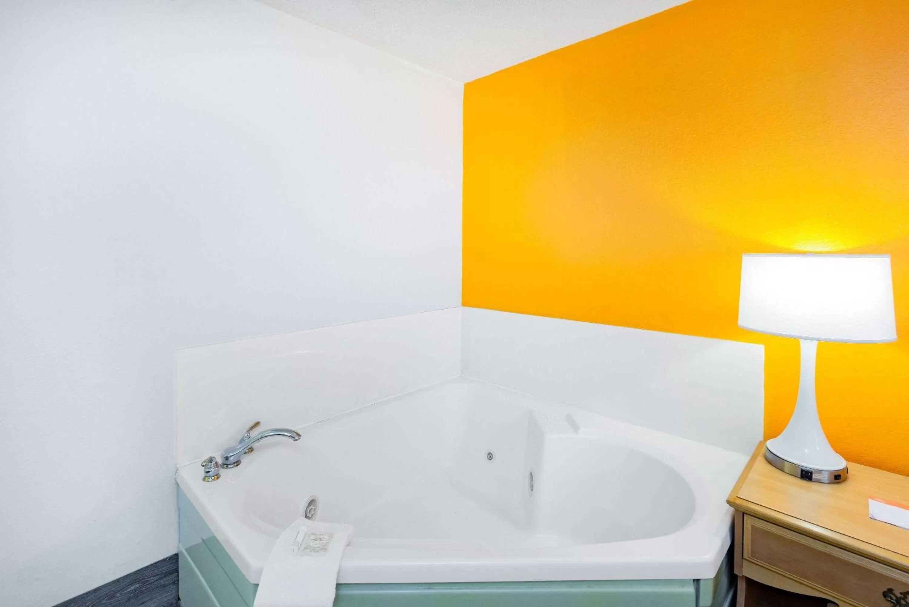 Bed in Howard Johnson by Wyndham Staunton