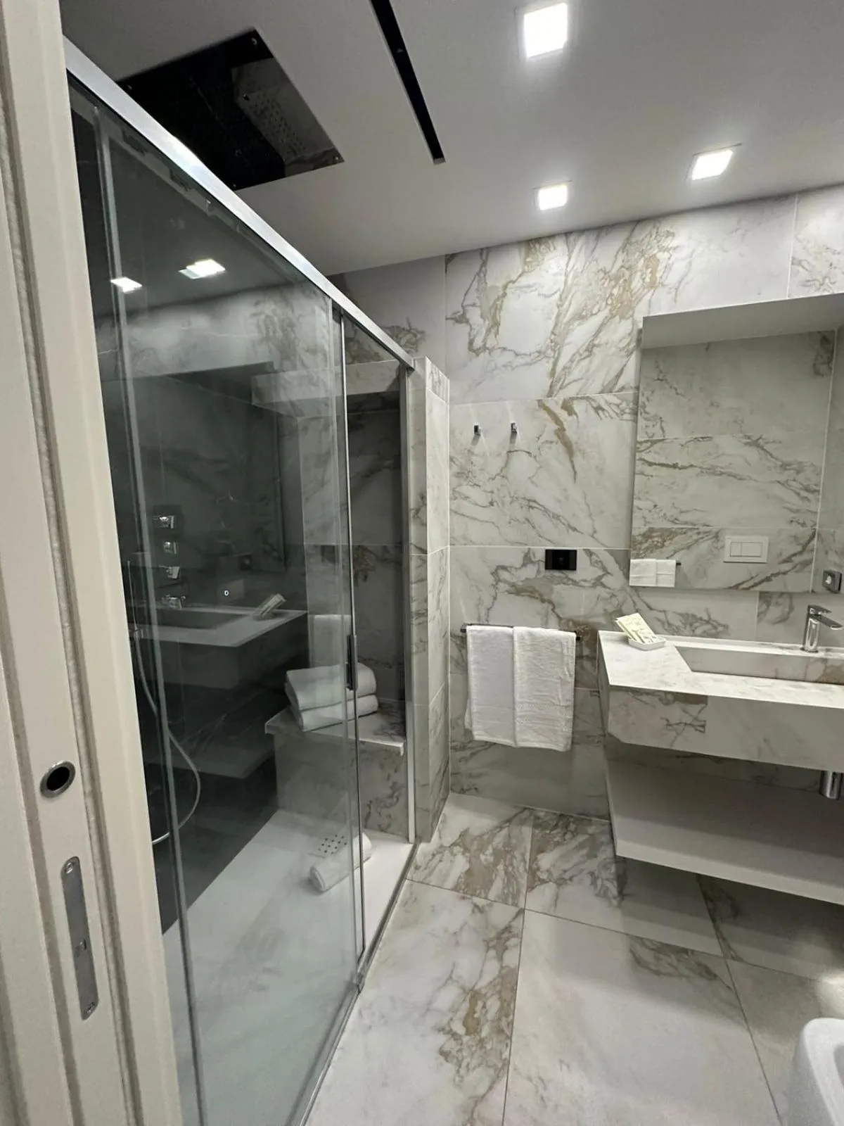 Shower in Maison Tritone