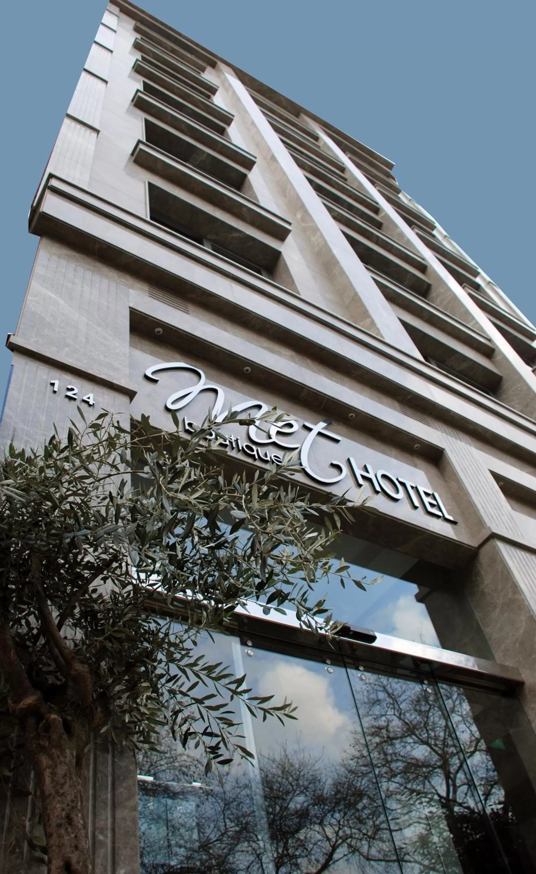 Facade/entrance in Met Hotel