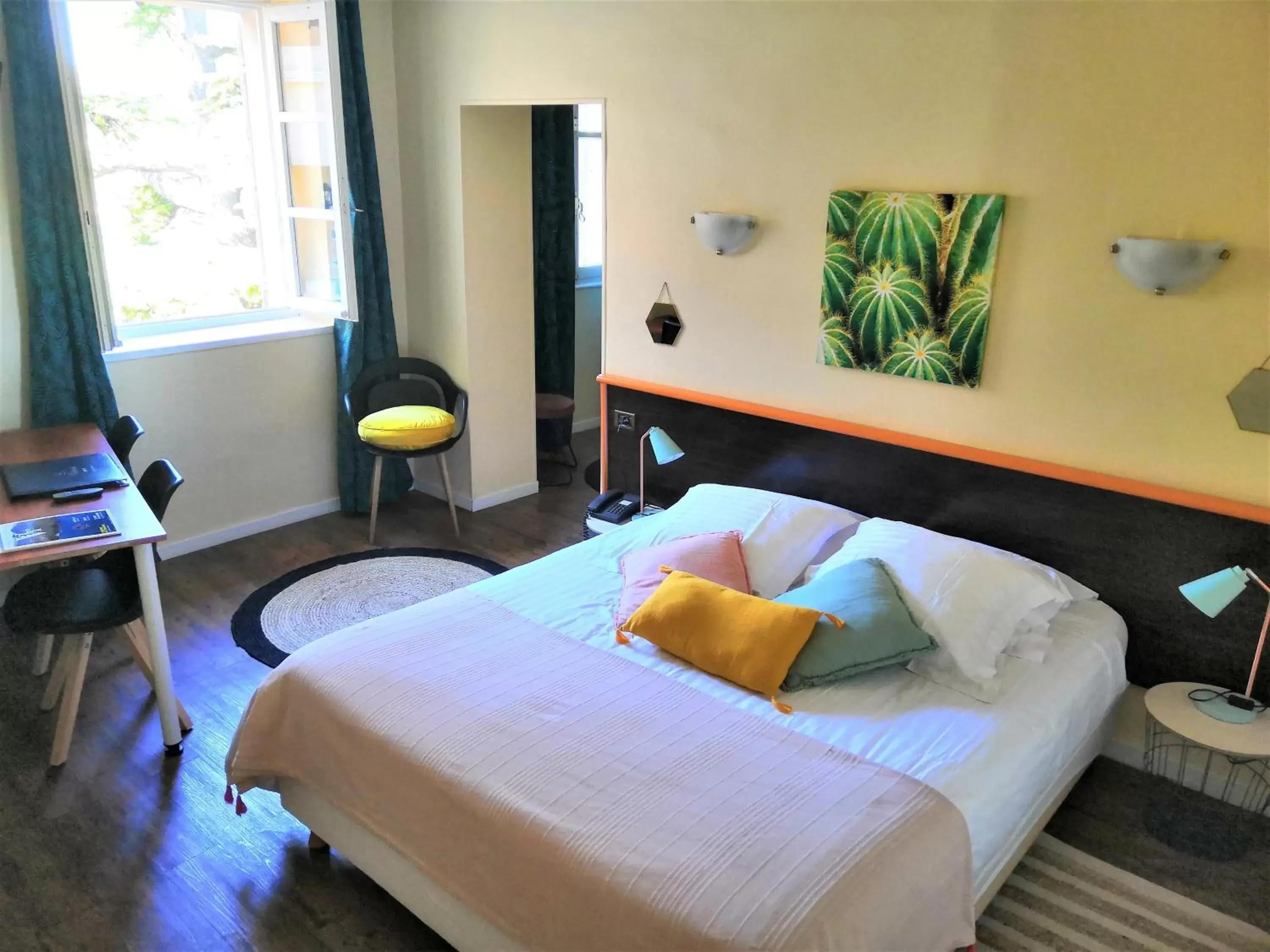 Superior triple Room with Garden View in Hôtel Le Victoria Superior triple Room with Garden View in Hôtel Le Victoria