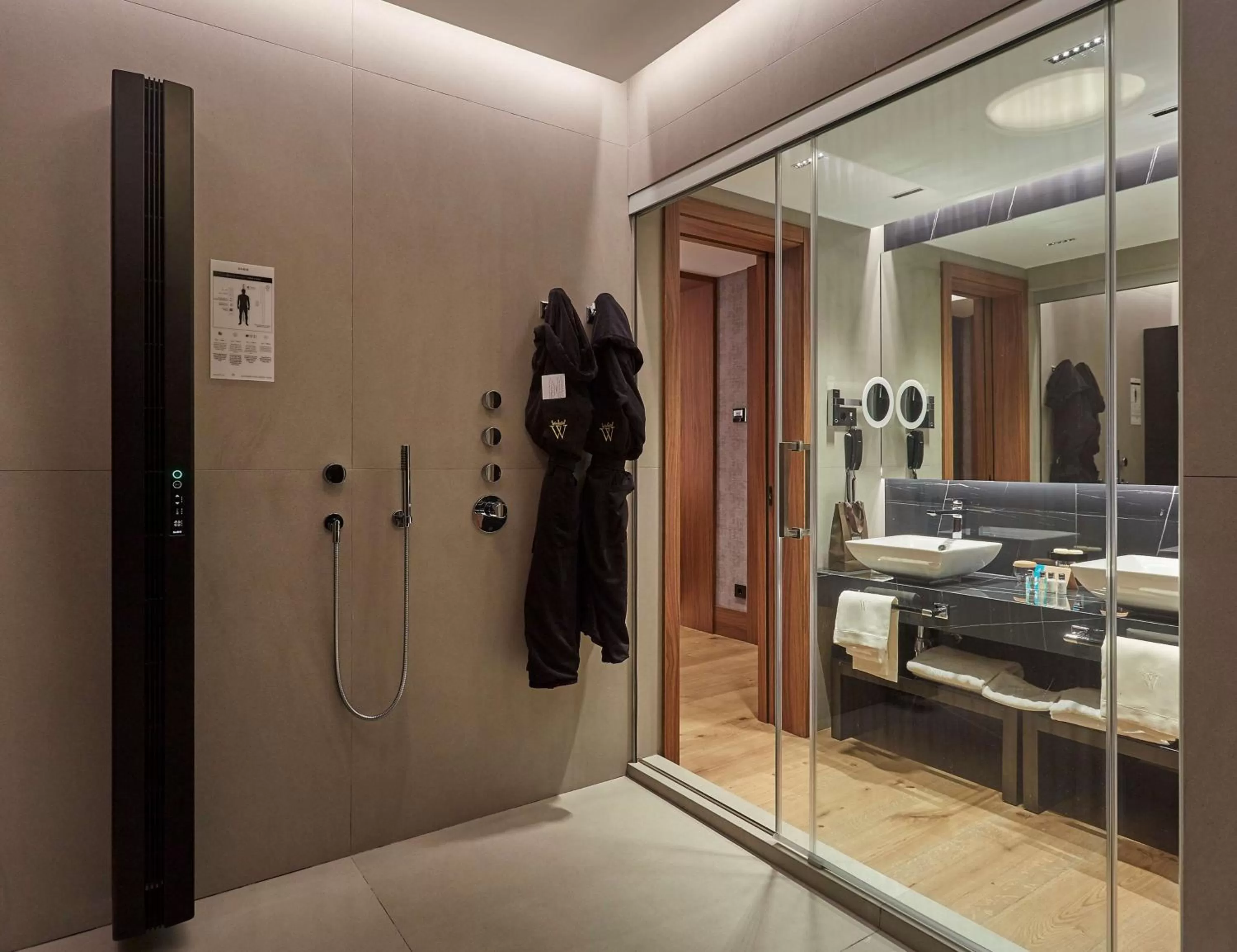 Bathroom, Bed in Wellington Hotel & Spa Madrid