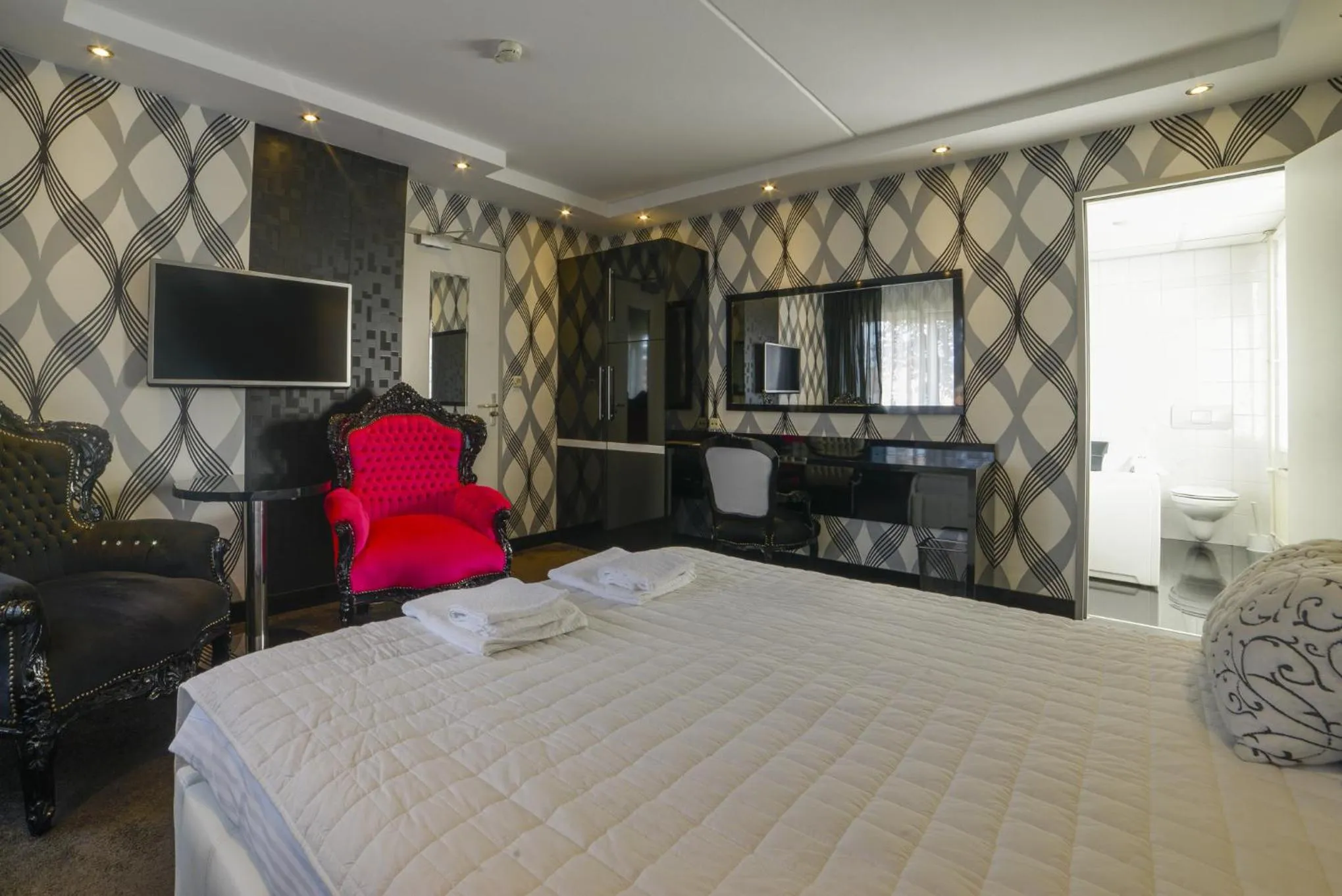 Bed in Hotel Zwanenburg Amsterdam Airport