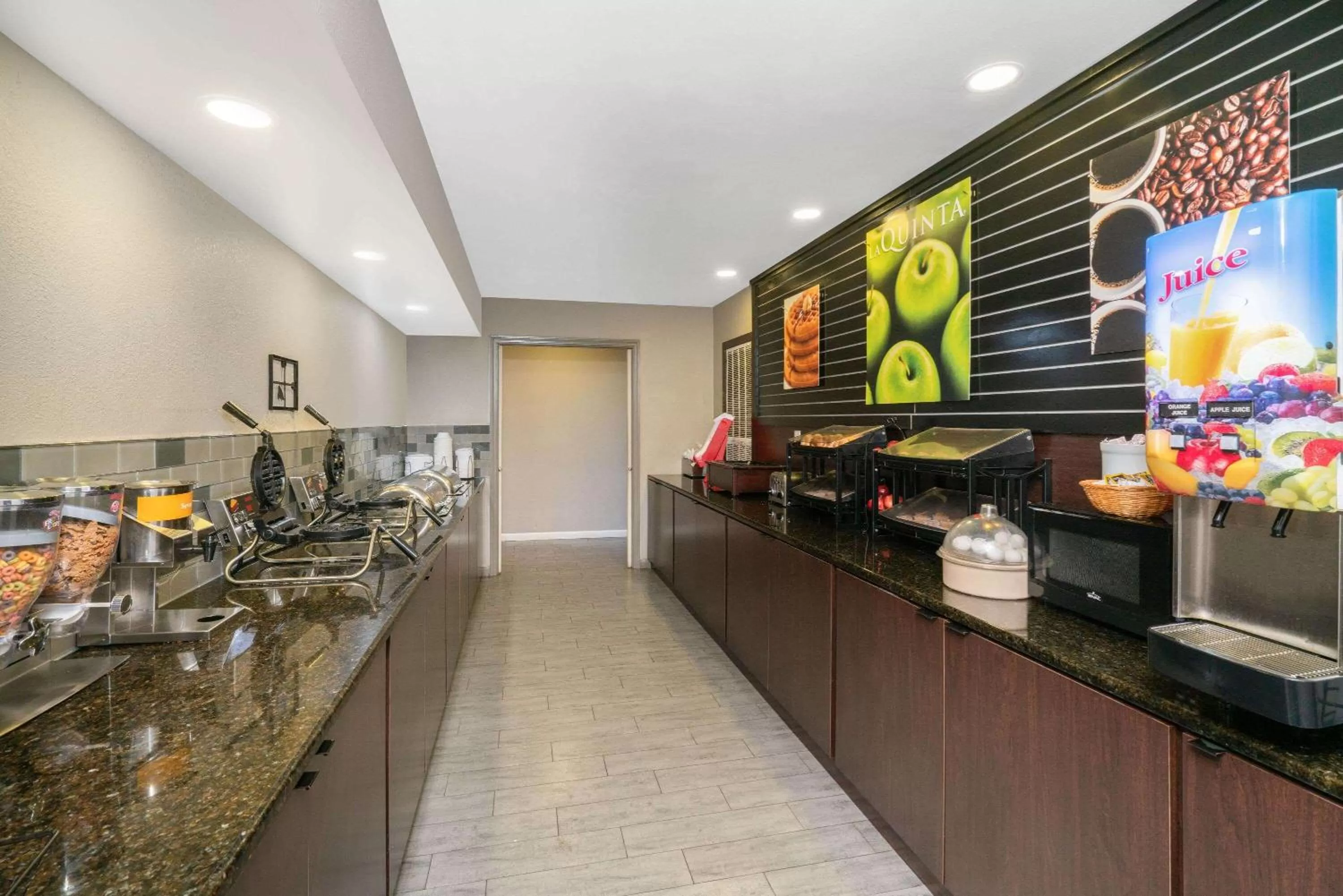 Restaurant/places to eat in La Quinta by Wyndham Memphis Airport Graceland