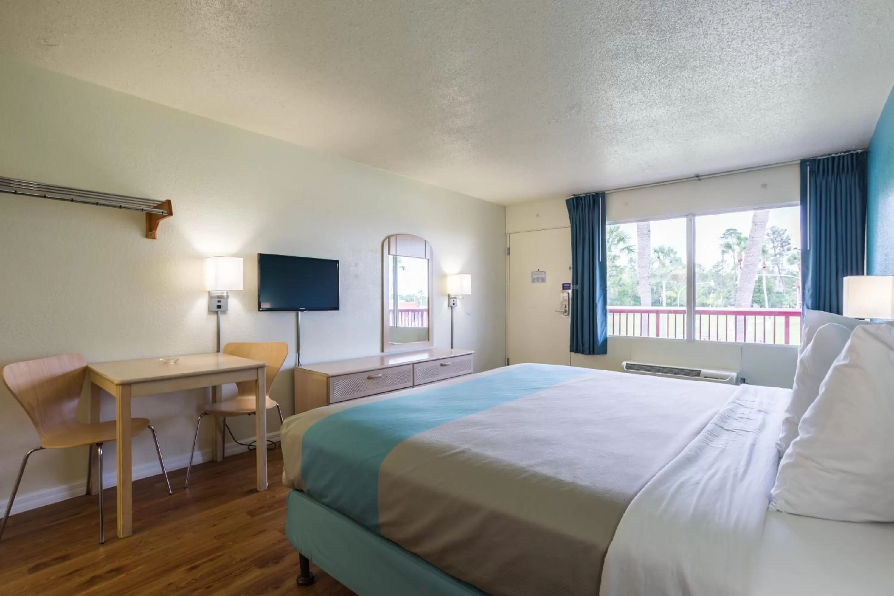 Photo of the whole room, Bed in Motel 6-Spring Hill, FL - Weeki Wachee