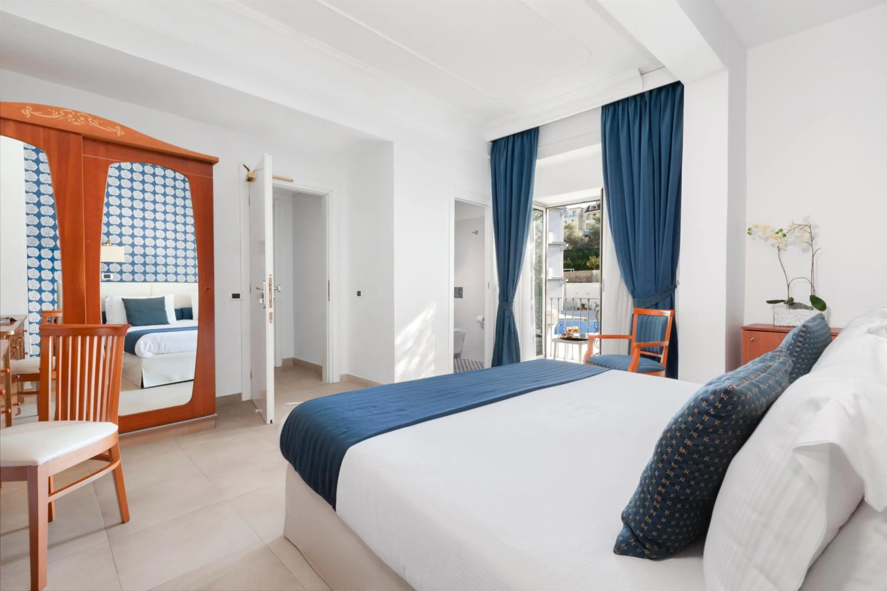 Bedroom, Bed in Atlantic Palace Hotel