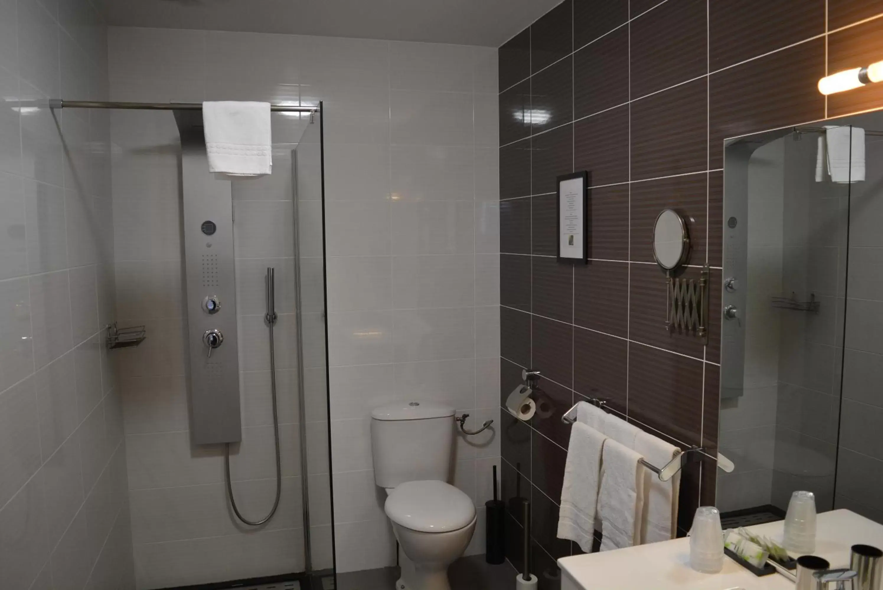 Family Room with Shower (5 Adults) in Le Grand Hôtel Molière Family Room with Shower (5 Adults) in Le Grand Hôtel Molière