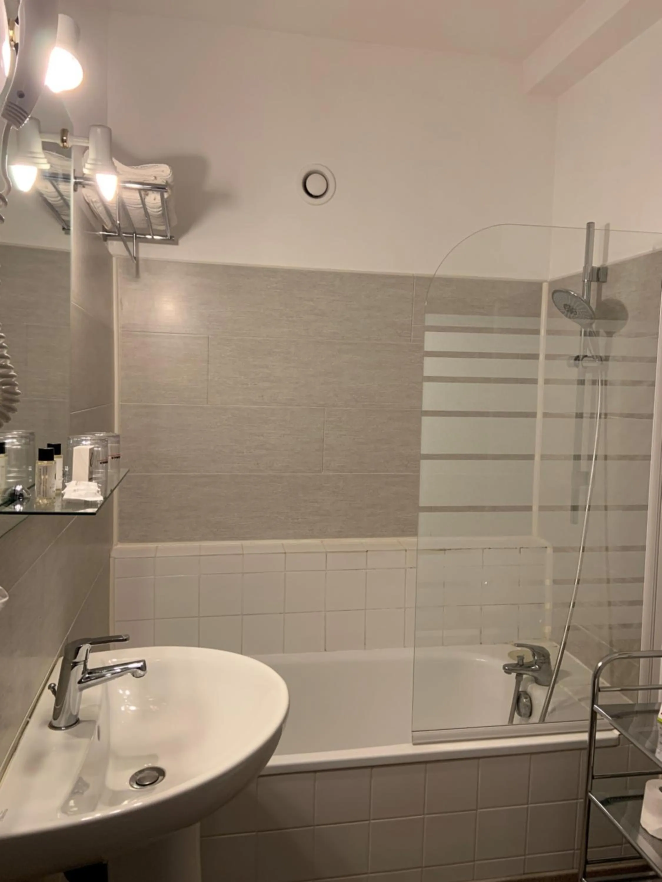 Bathroom in The Originals Boutique, Hôtel du Parc, Cavaillon