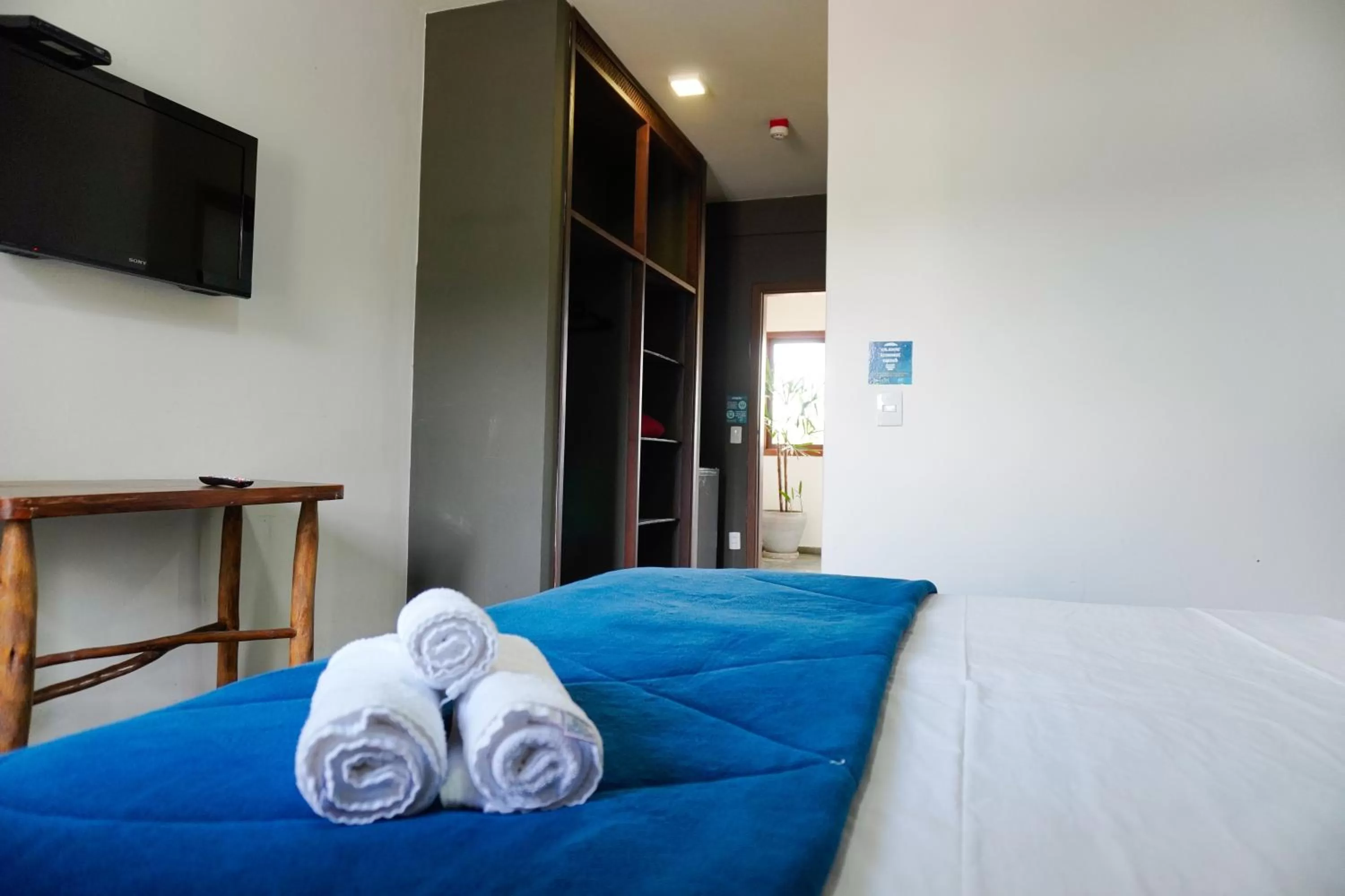 Bed, TV/Entertainment Center in Pousada Dunasol Floripa