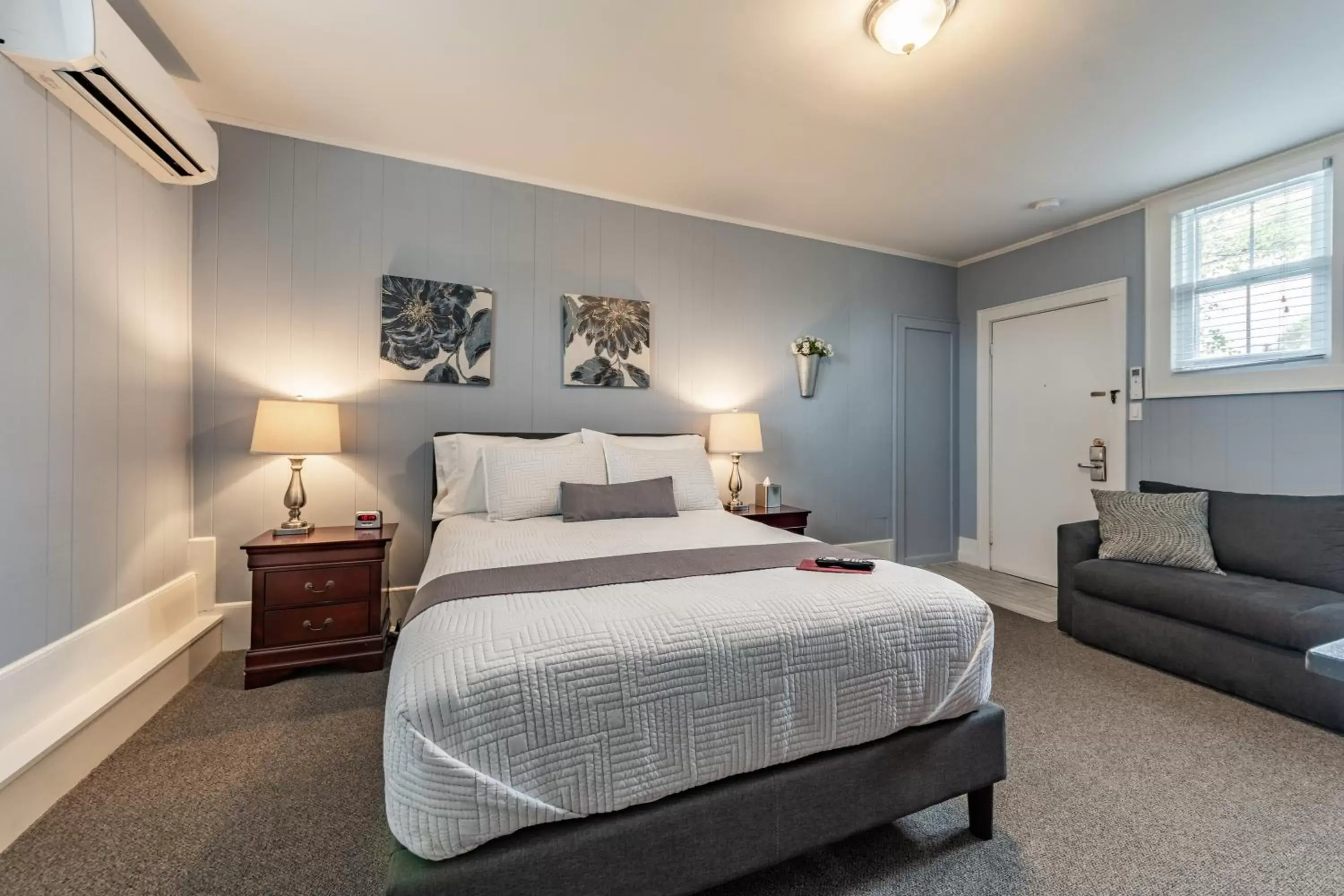 Queen Room in Homestead Inn Queen Room in Homestead Inn