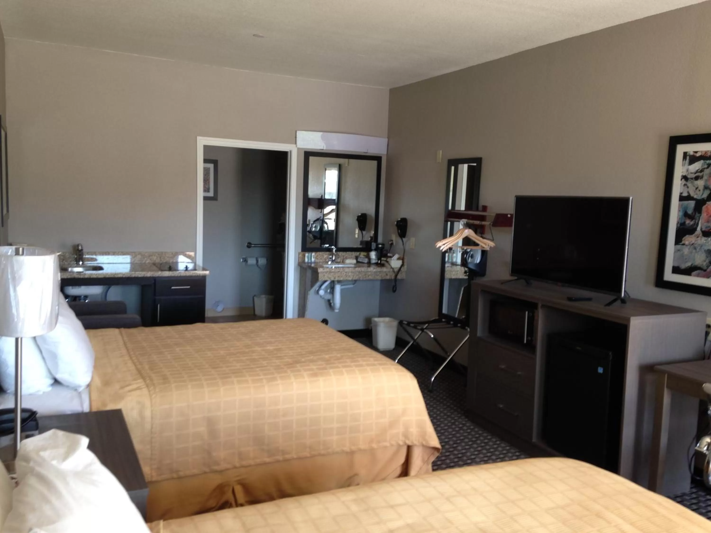 Photo of the whole room, Bed in Scottish Inn & Suites Cotulla, TX
