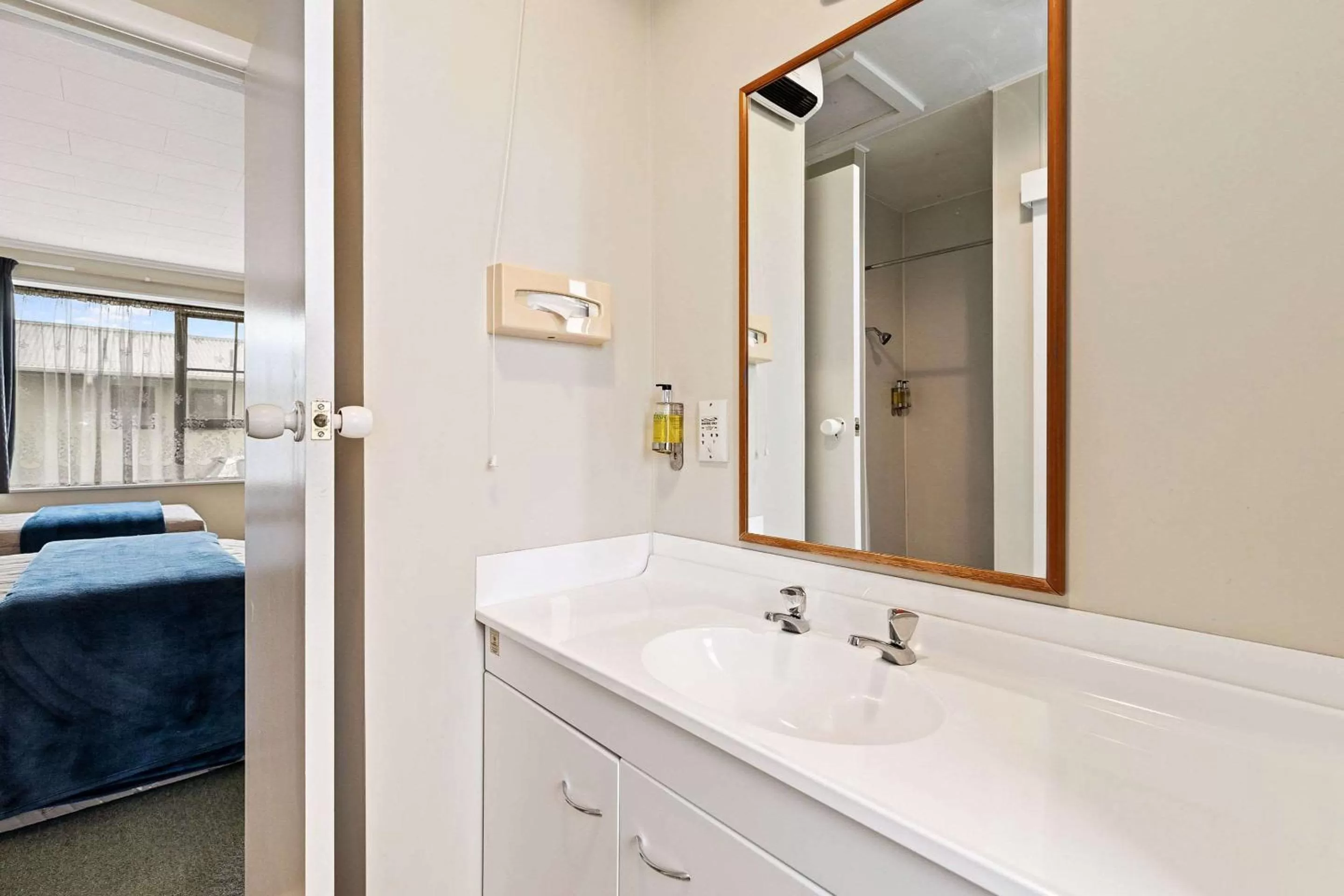 Bathroom, Bed in Econo Lodge Canterbury Court Motel