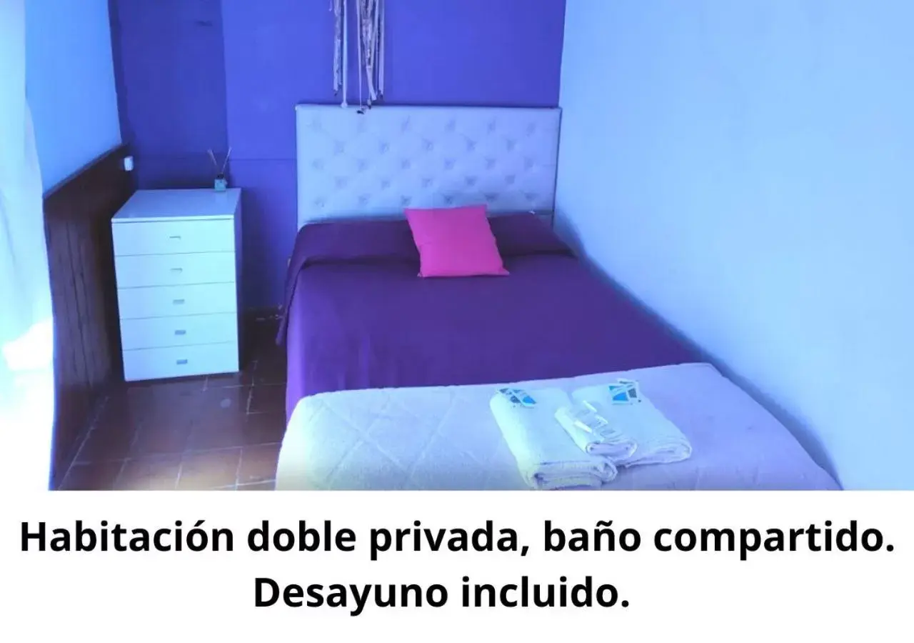 Standard Double Room with Shared Bathroom in Bella Vista Hostel en el centro & cabañas en la montaña Standard Double Room with Shared Bathroom in Bella Vista Hostel en el centro & cabañas en la montaña