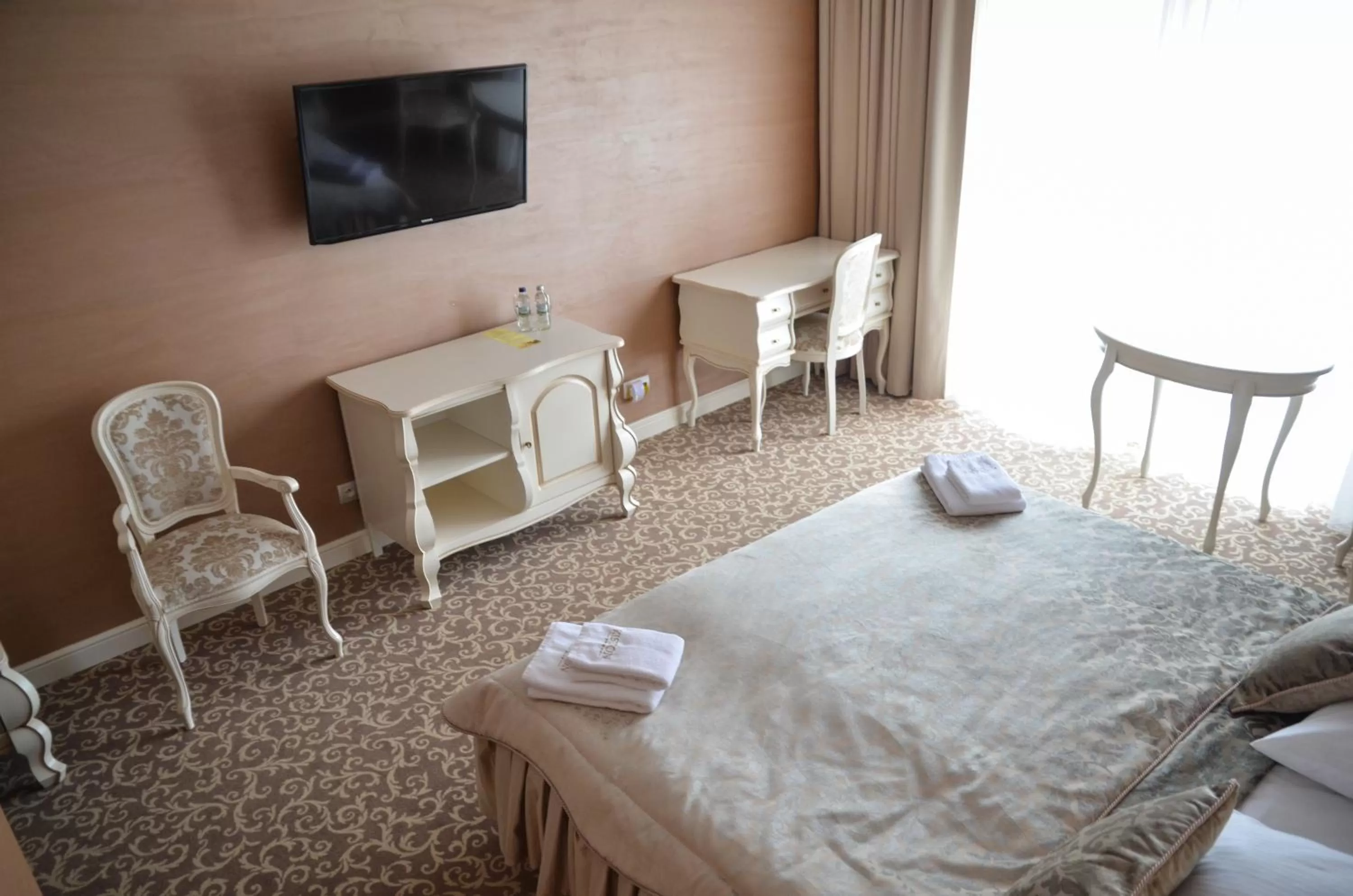 Seating area, Bed in Hotel Kiston