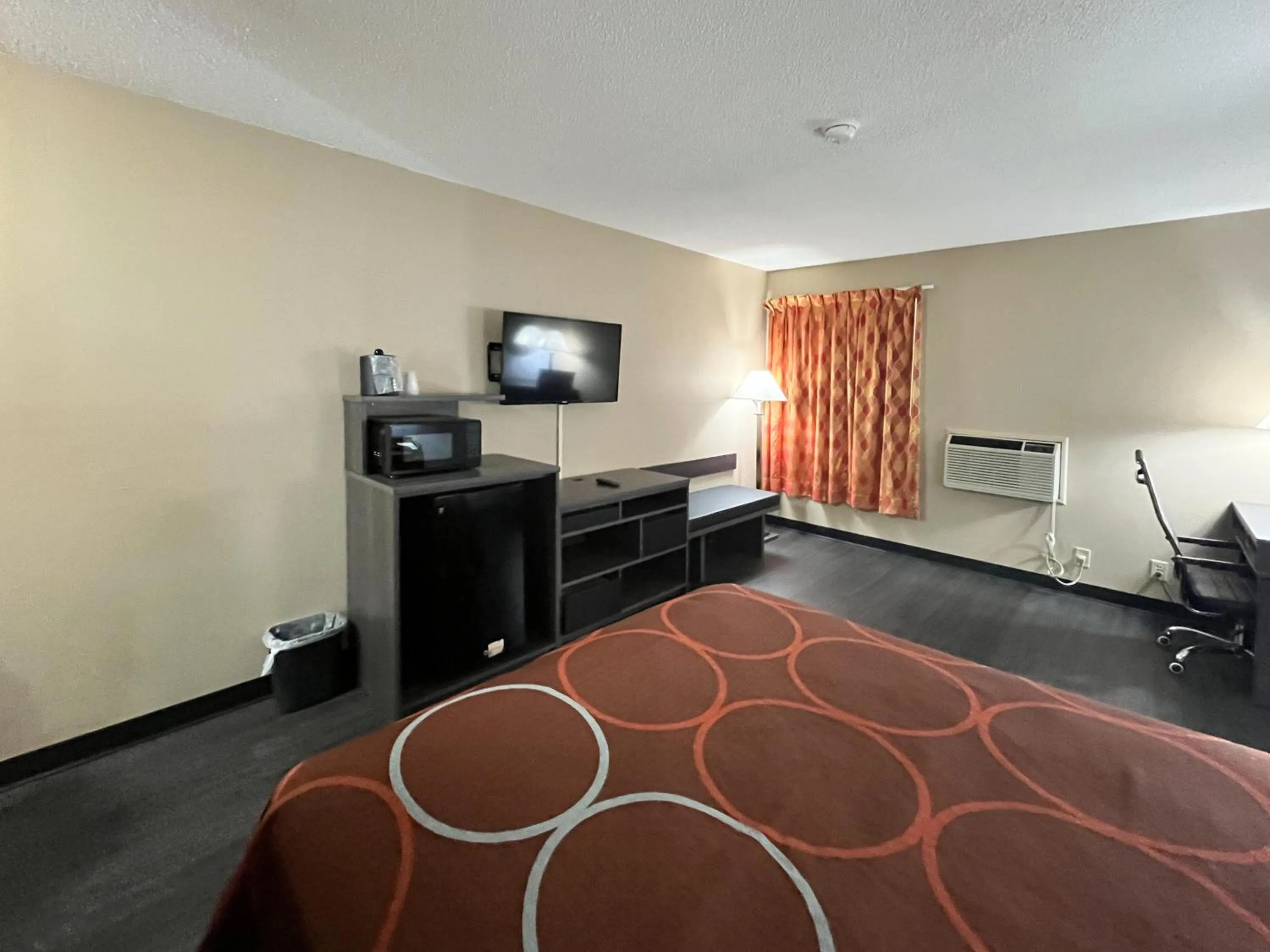 Bedroom, TV/Entertainment Center in Super 8 by Wyndham Litchfield