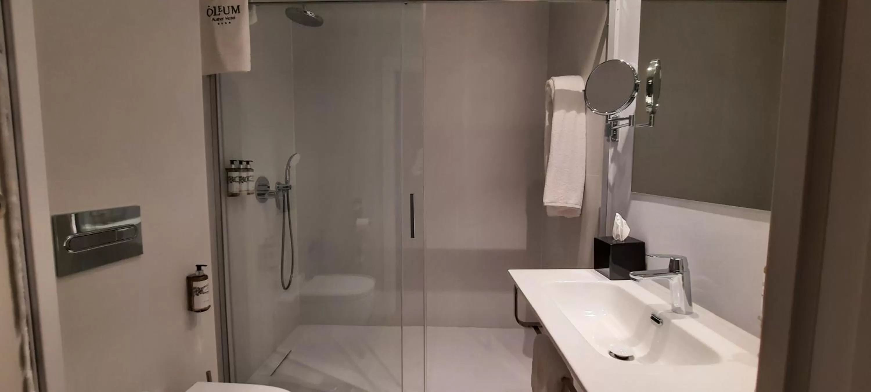 Bathroom in Hotel Oleum - Parking Gratuito bajo disponibilidad y reserva previa