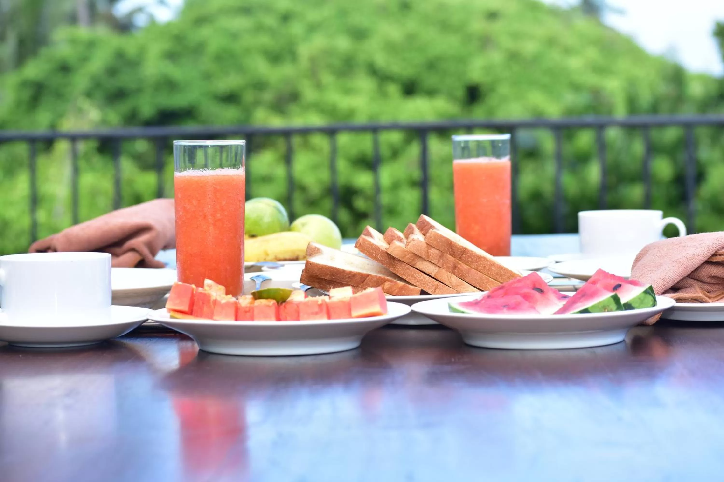 Food and drinks in Green Almond Hotel