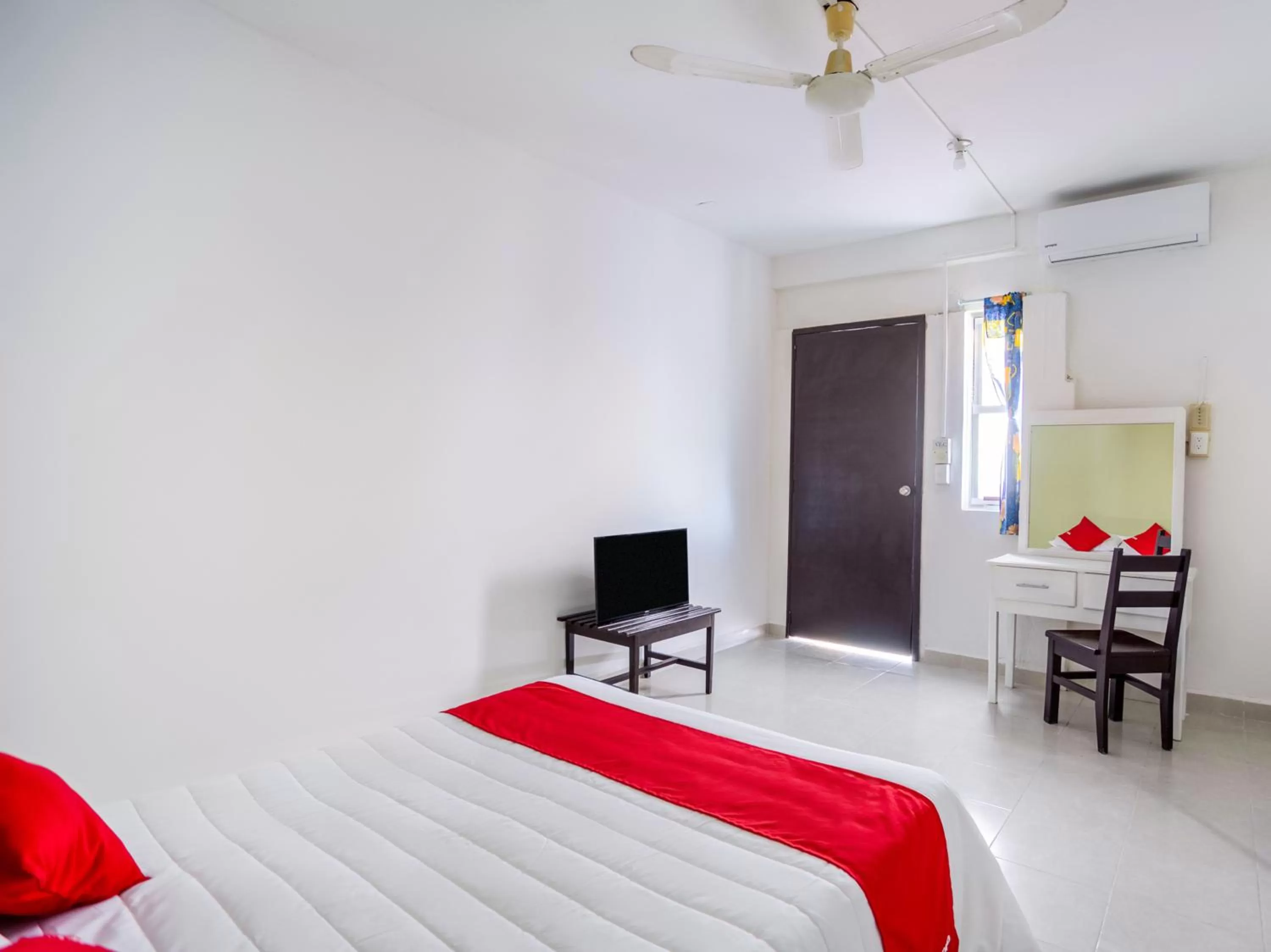 Bedroom, Bed in OYO Hotel Cristal,Museum of Mayan culture,Chetumal