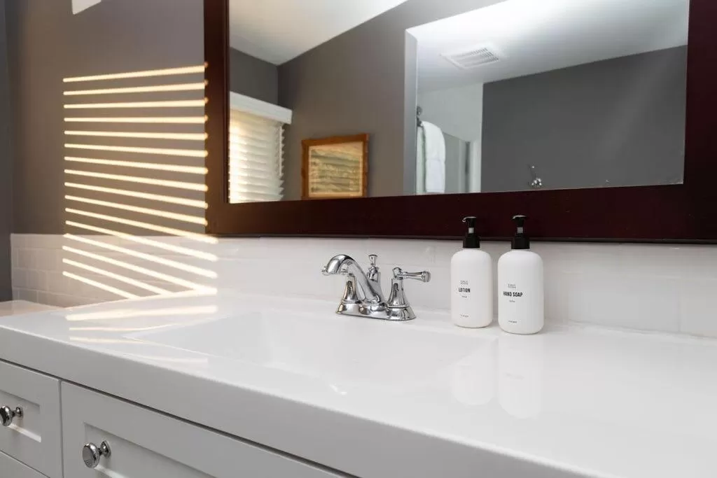 Bathroom in The Railway Suite - The Historic Winona House