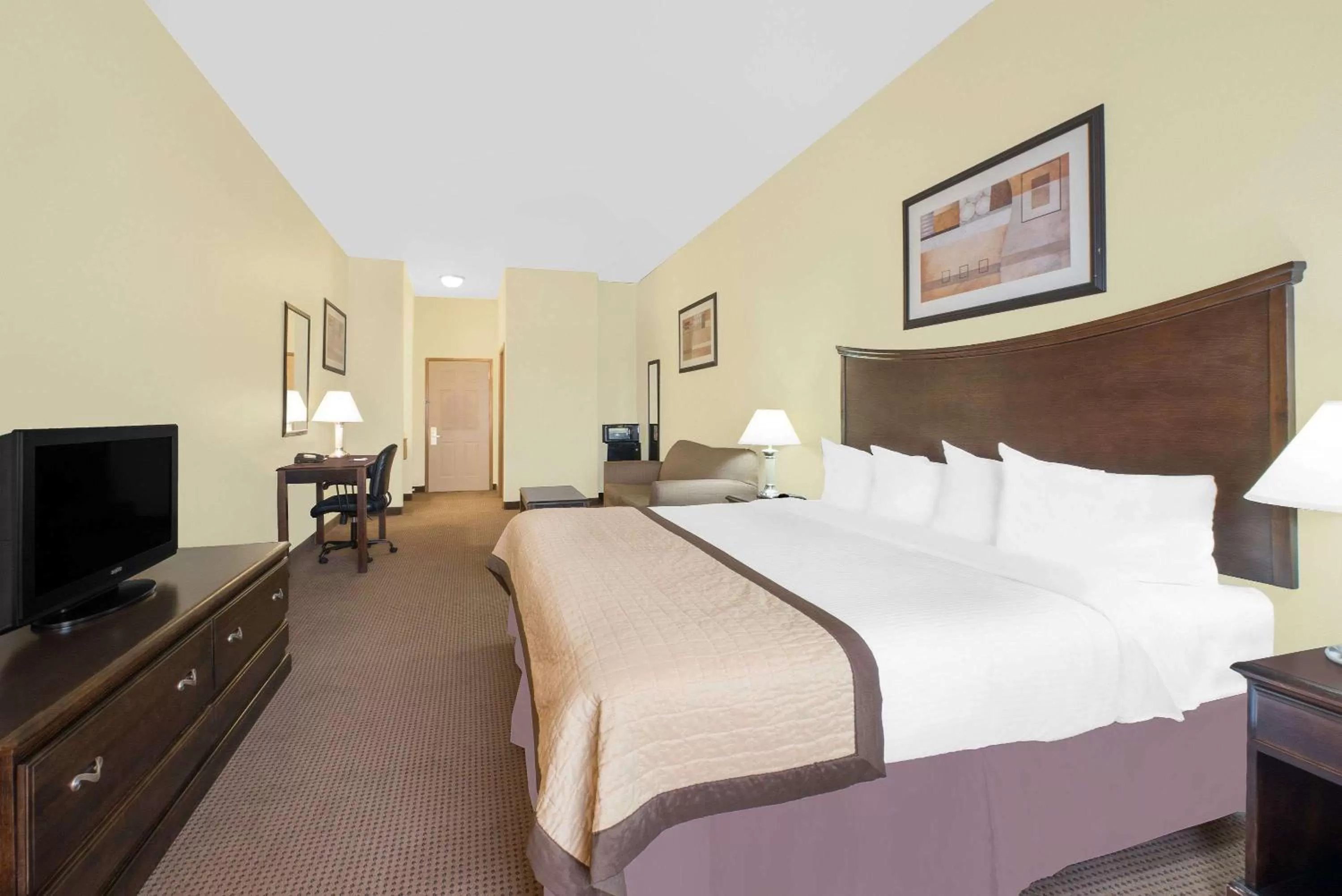 Photo of the whole room, Bed in Baymont by Wyndham Snyder