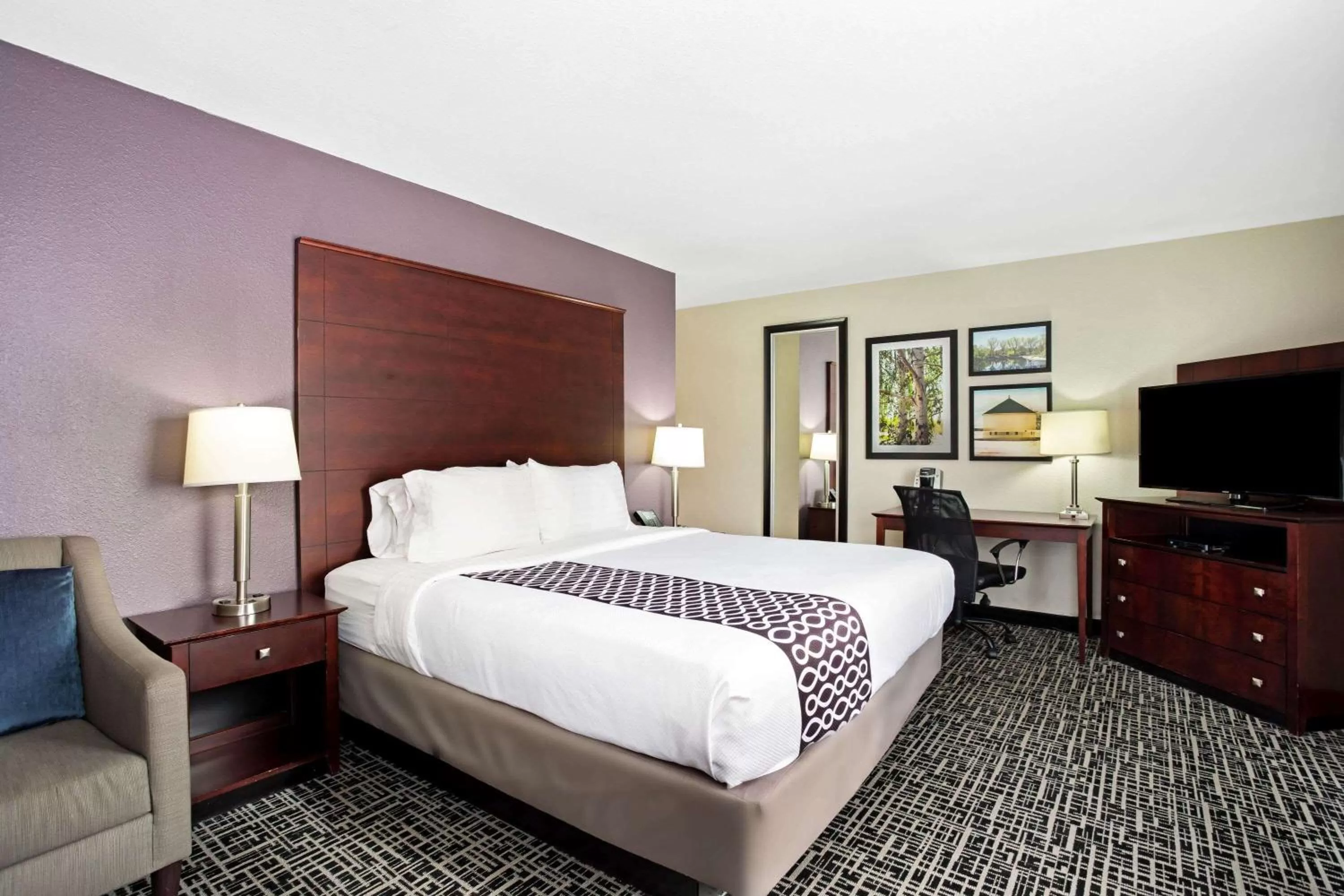 Photo of the whole room, Bed in La Quinta Inn & Suites by Wyndham Denver Aurora Medical