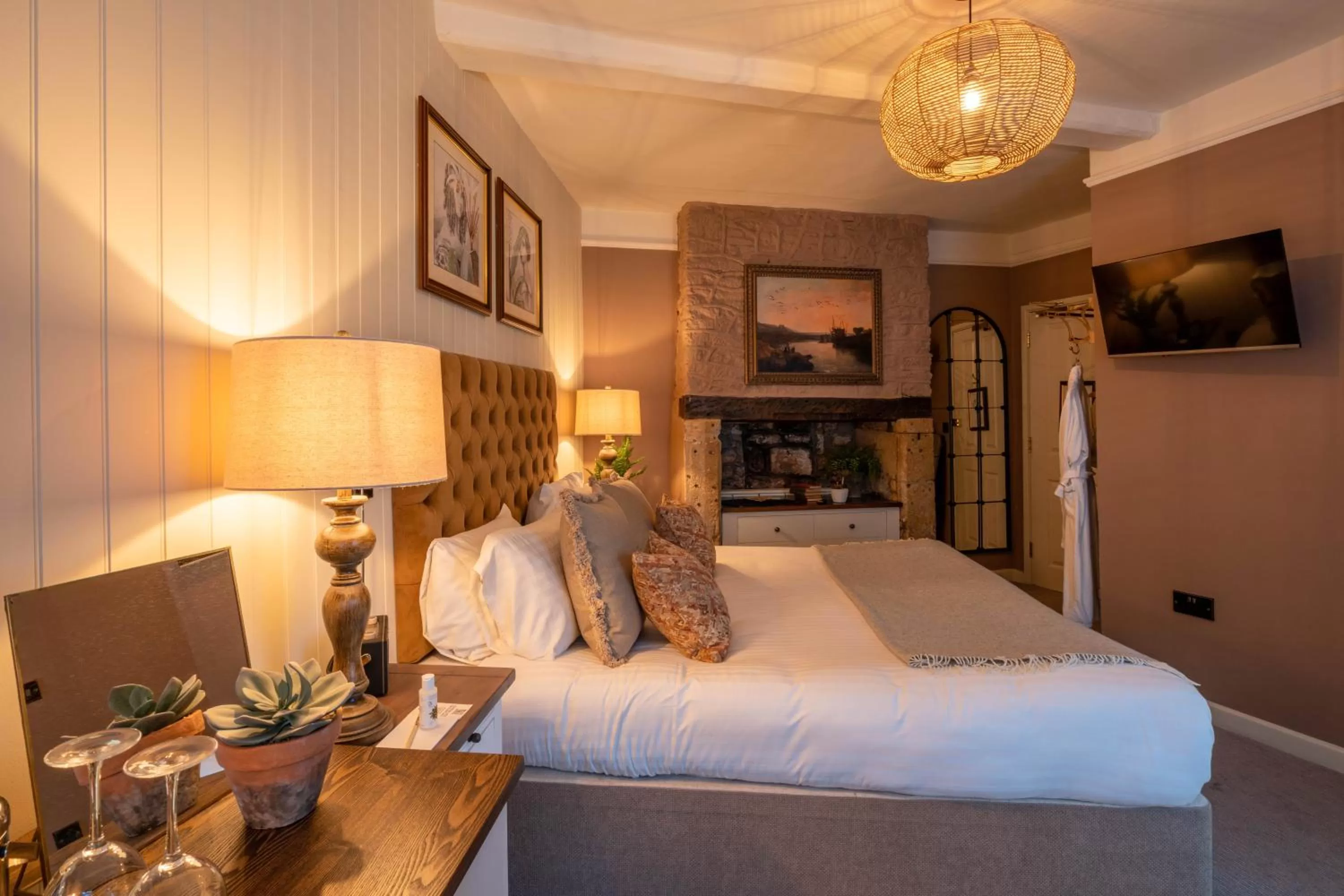 People, Bed in The George Inn & Plaine