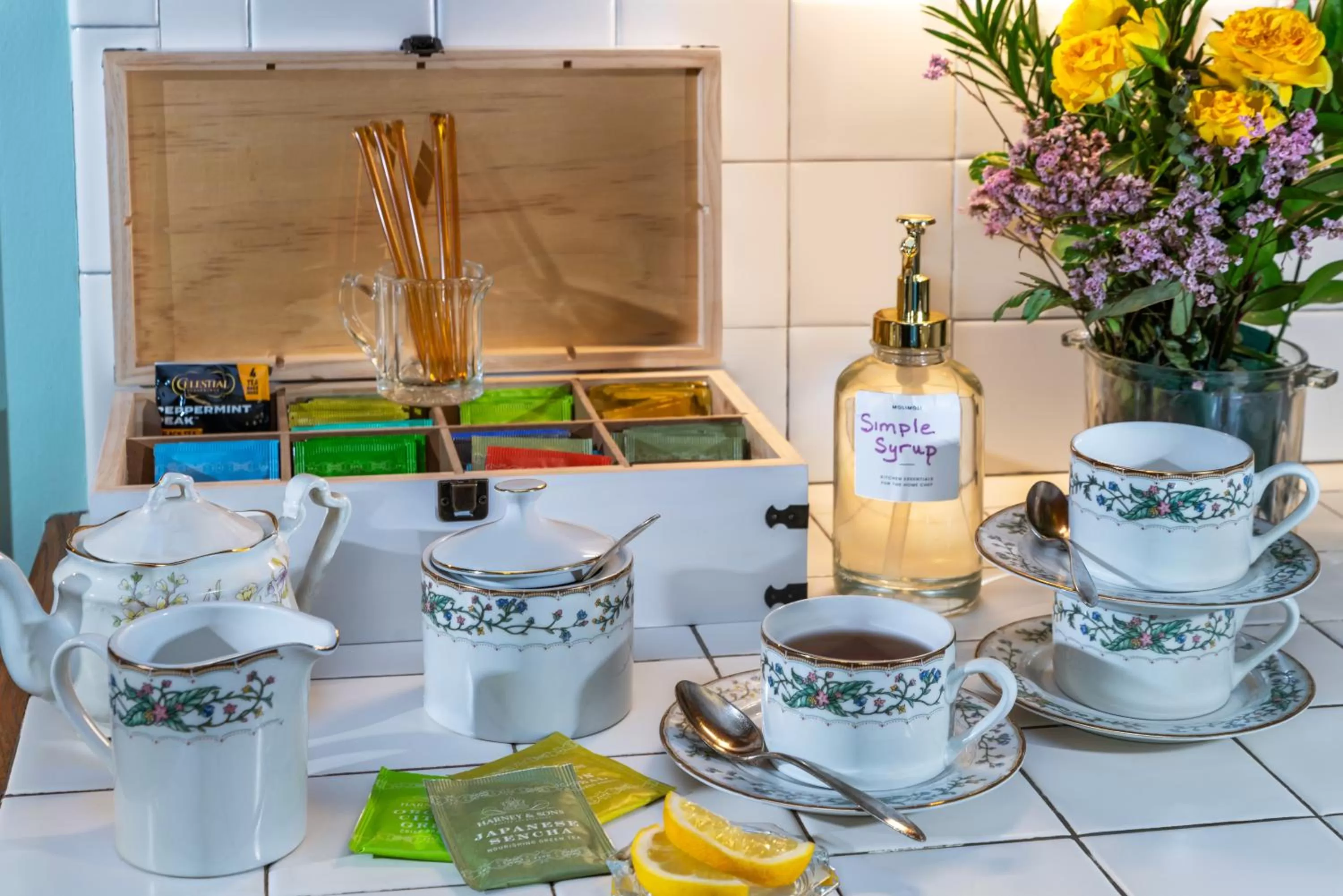 Coffee/tea facilities in Angel at Rose Hall