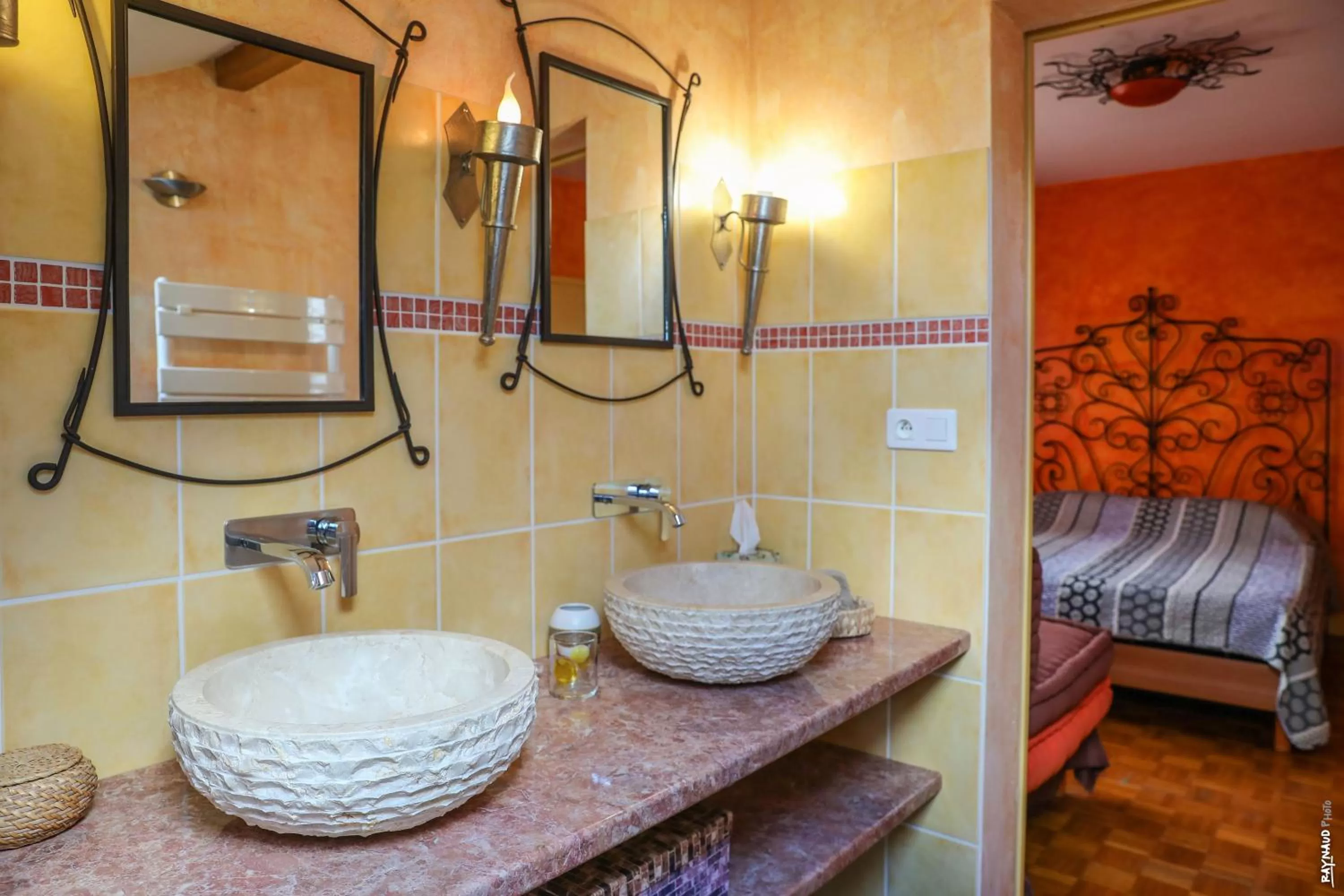 Bathroom, Bed in Le Nid de l'Ecureuil