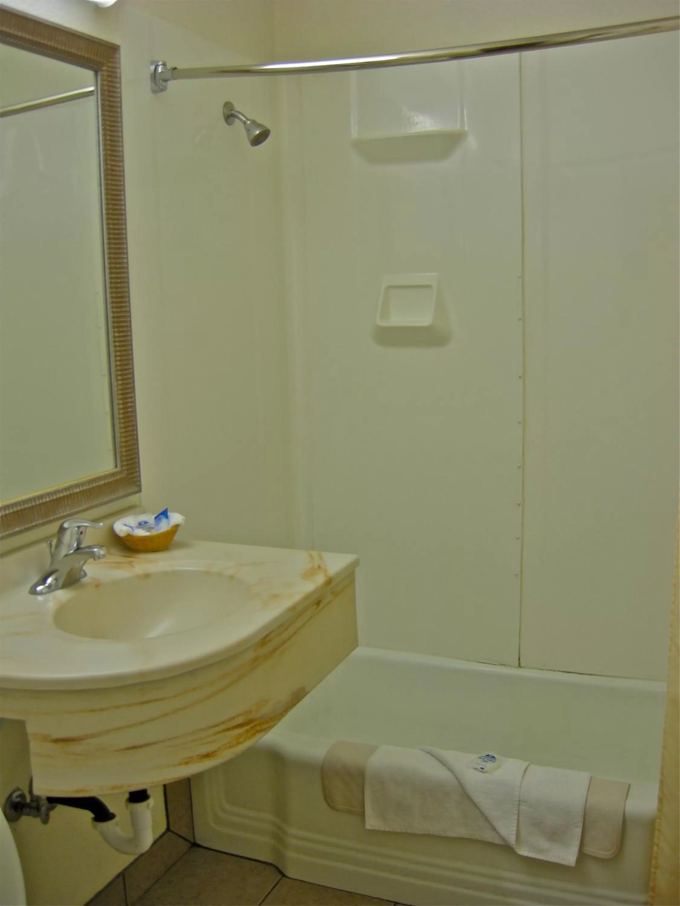 Shower in Americas Best Value Inn - Pendleton