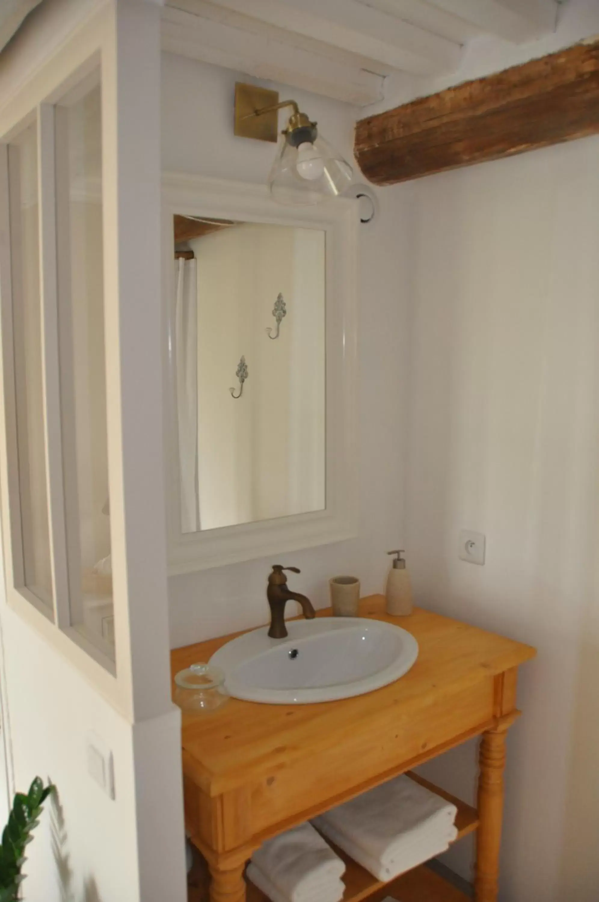 Double Room with Private Bathroom - single occupancy in Le Mas des Cerisiers JACUZZI et SAUNA inclus pour tous les logements Double Room with Private Bathroom - single occupancy in Le Mas des Cerisiers JACUZZI et SAUNA inclus pour tous les logements