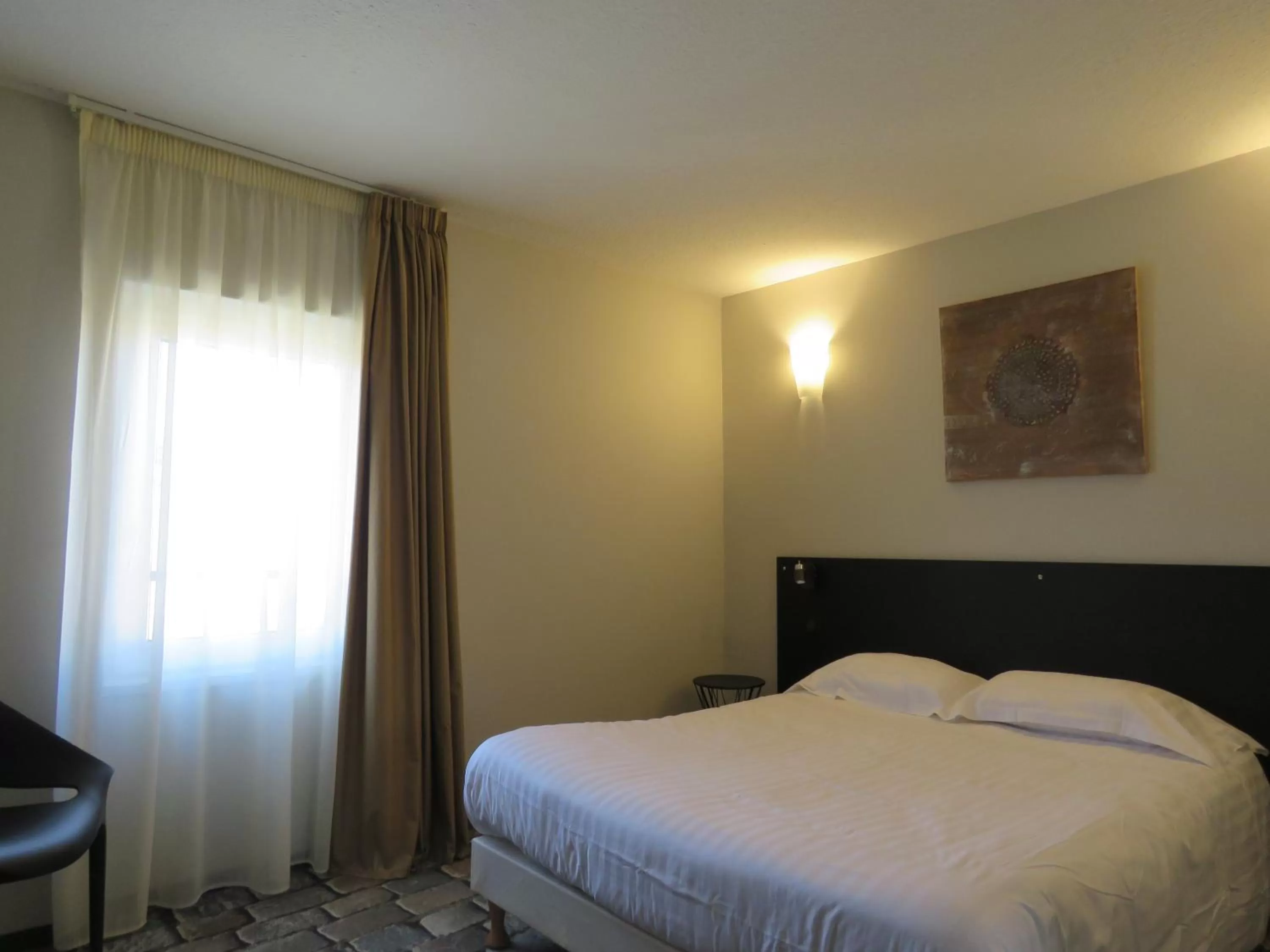 Photo of the whole room, Bed in CIT'HÔTEL LE DAV Clermont-Ferrand Centre